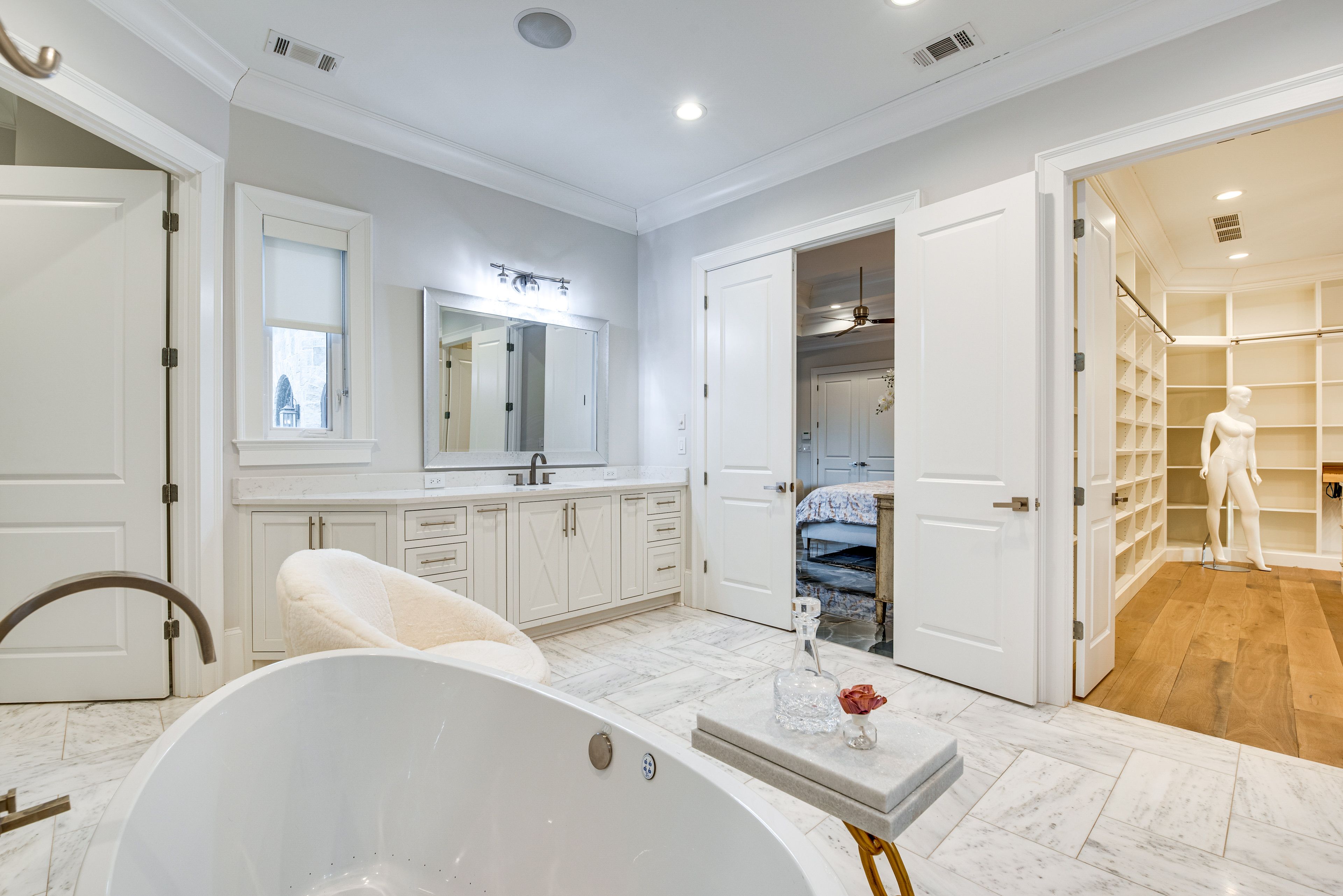 Full Bathroom | Hair Dryer | Walk-In Closet
