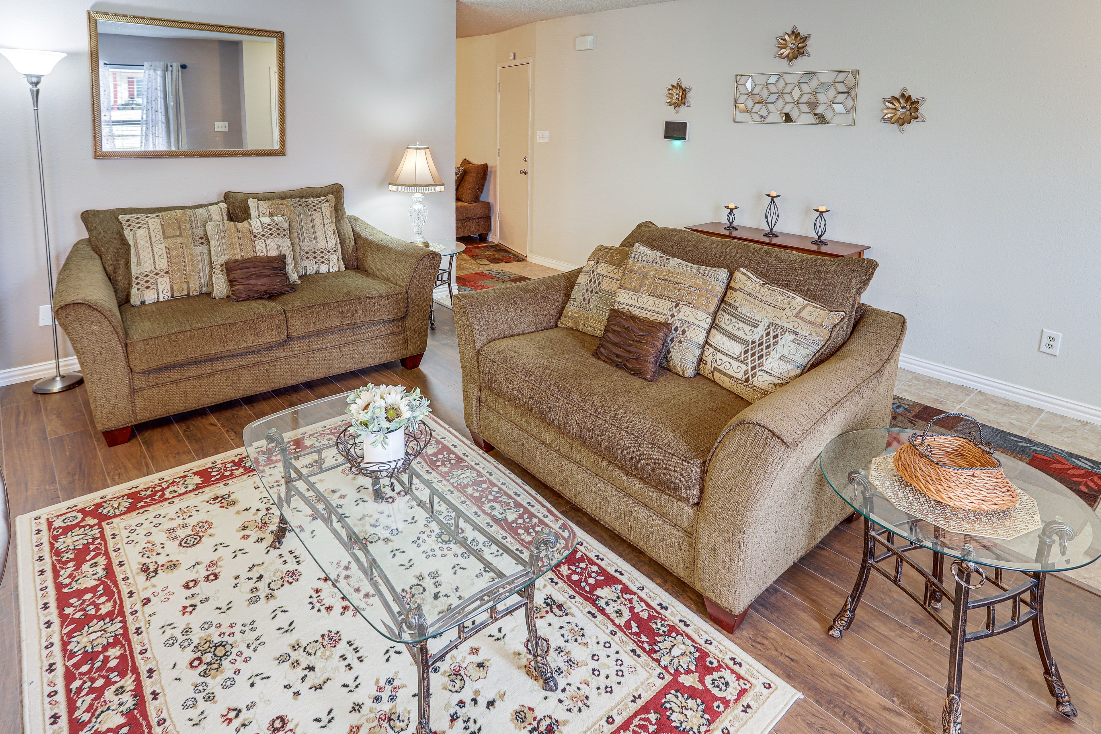 Family Room | Central Air Conditioning/Heat | Free WiFi