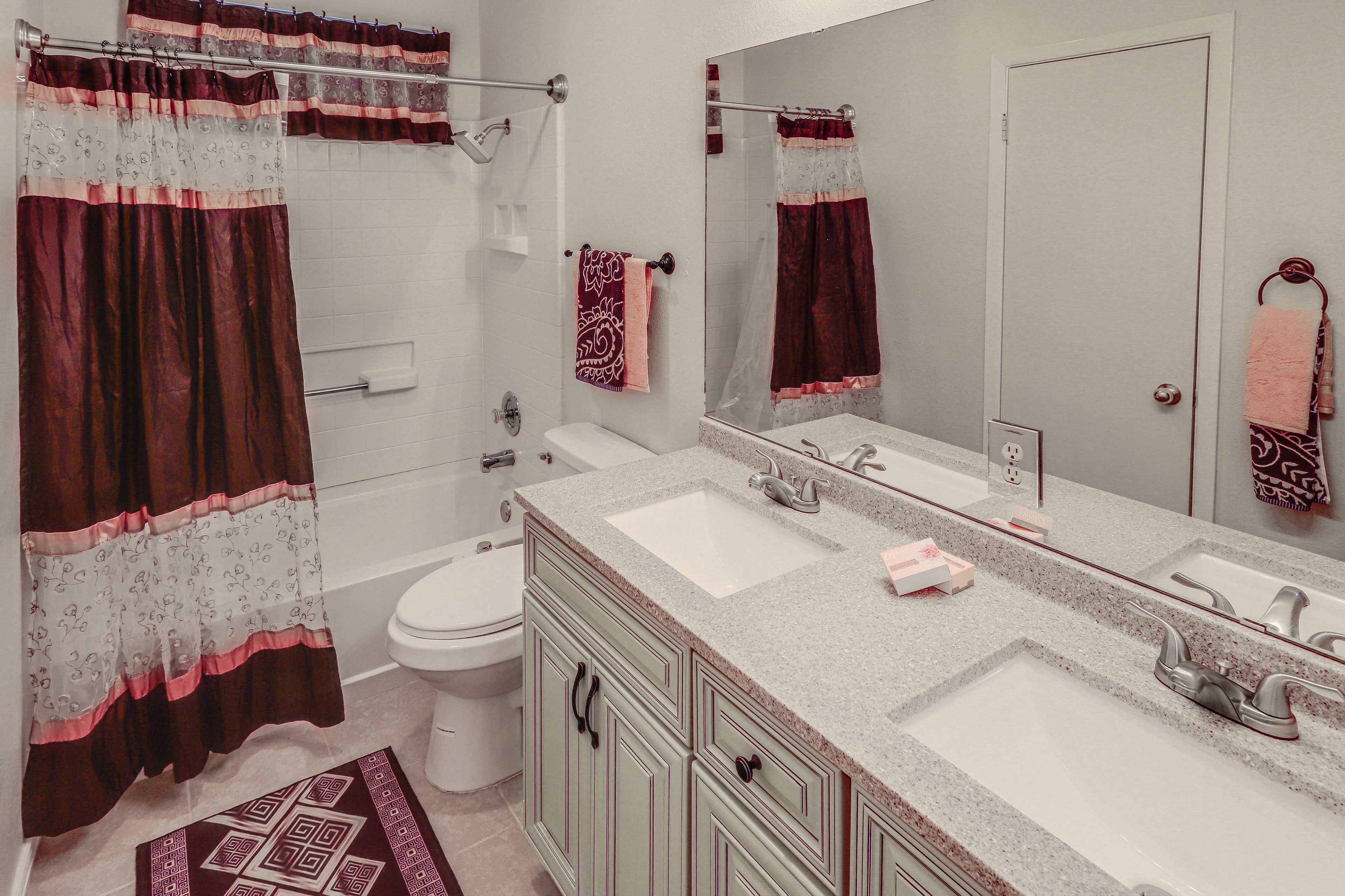Full Bathroom | Towels Provided