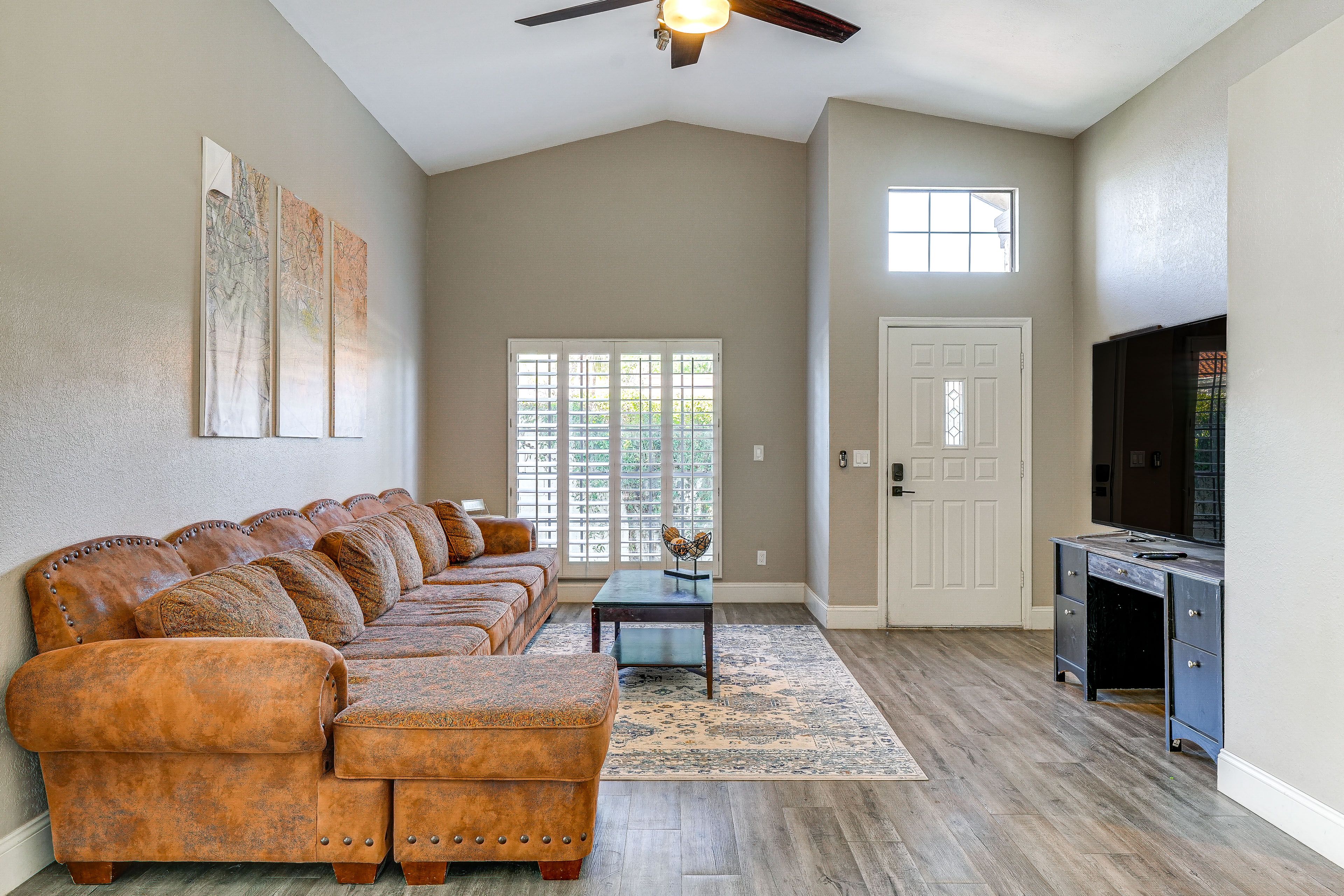 Living Room | Flat-Screen TV | Central Air Conditioning/Heat | Single-Story Home