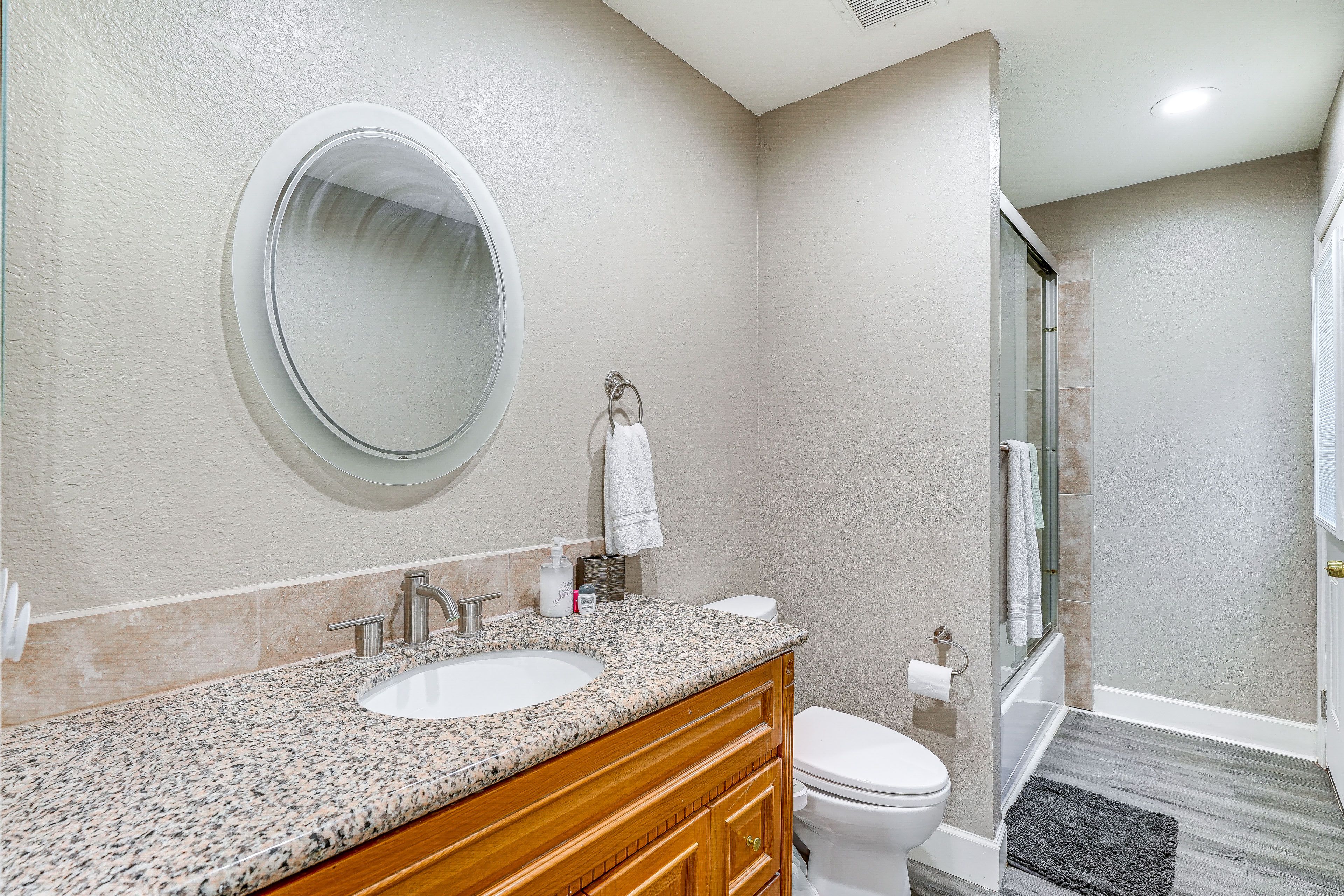 Full Bathroom | Towels Provided