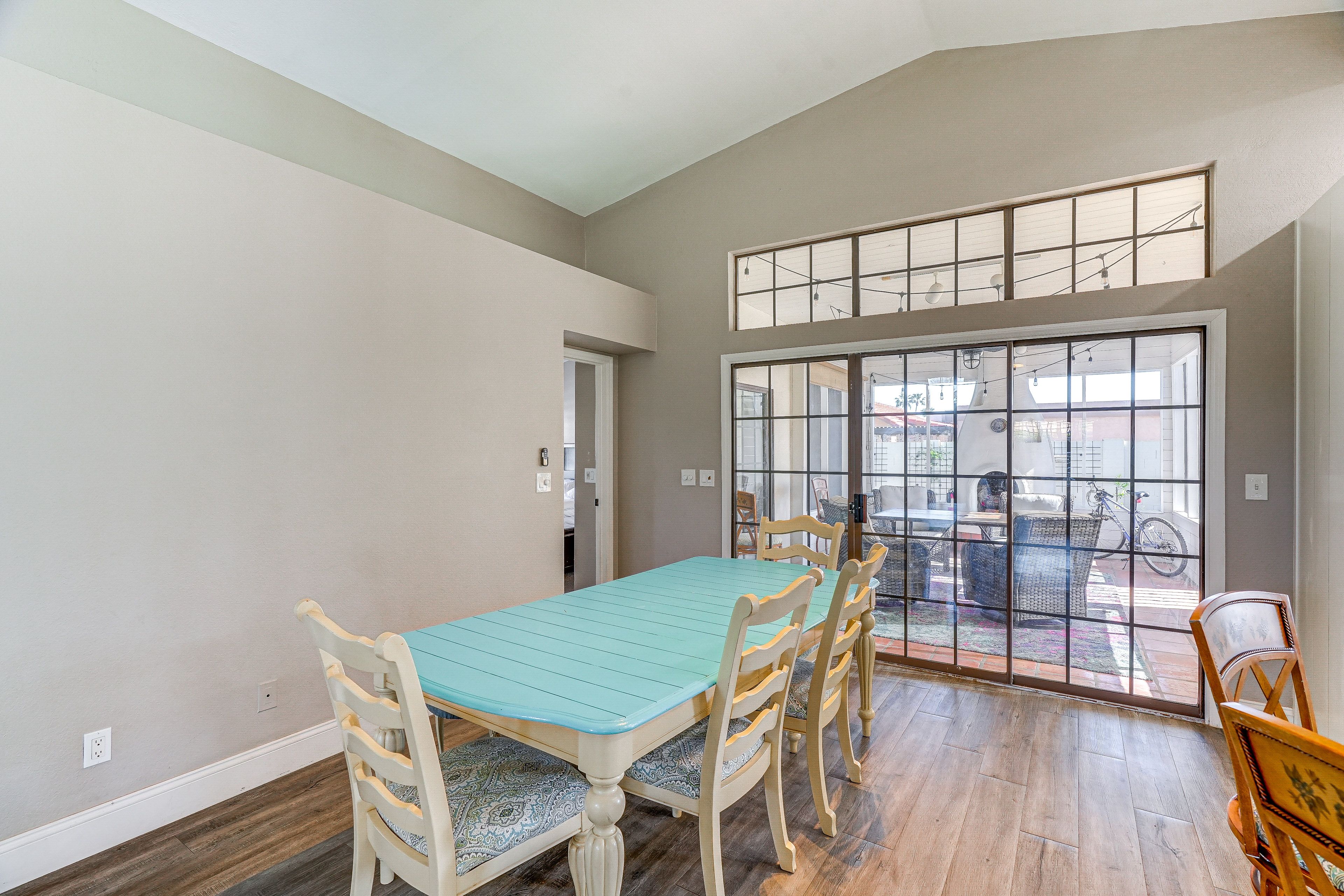 Dining Area | Dishware/Flatware Provided