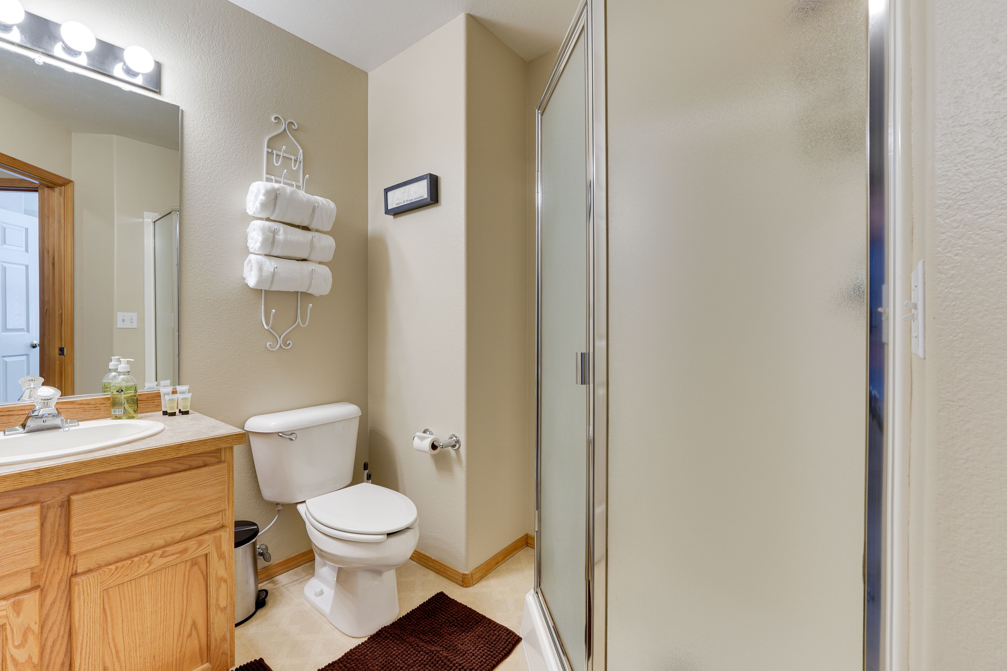Full Bathroom | 2nd Floor | Towels Provided | Complimentary Toiletries