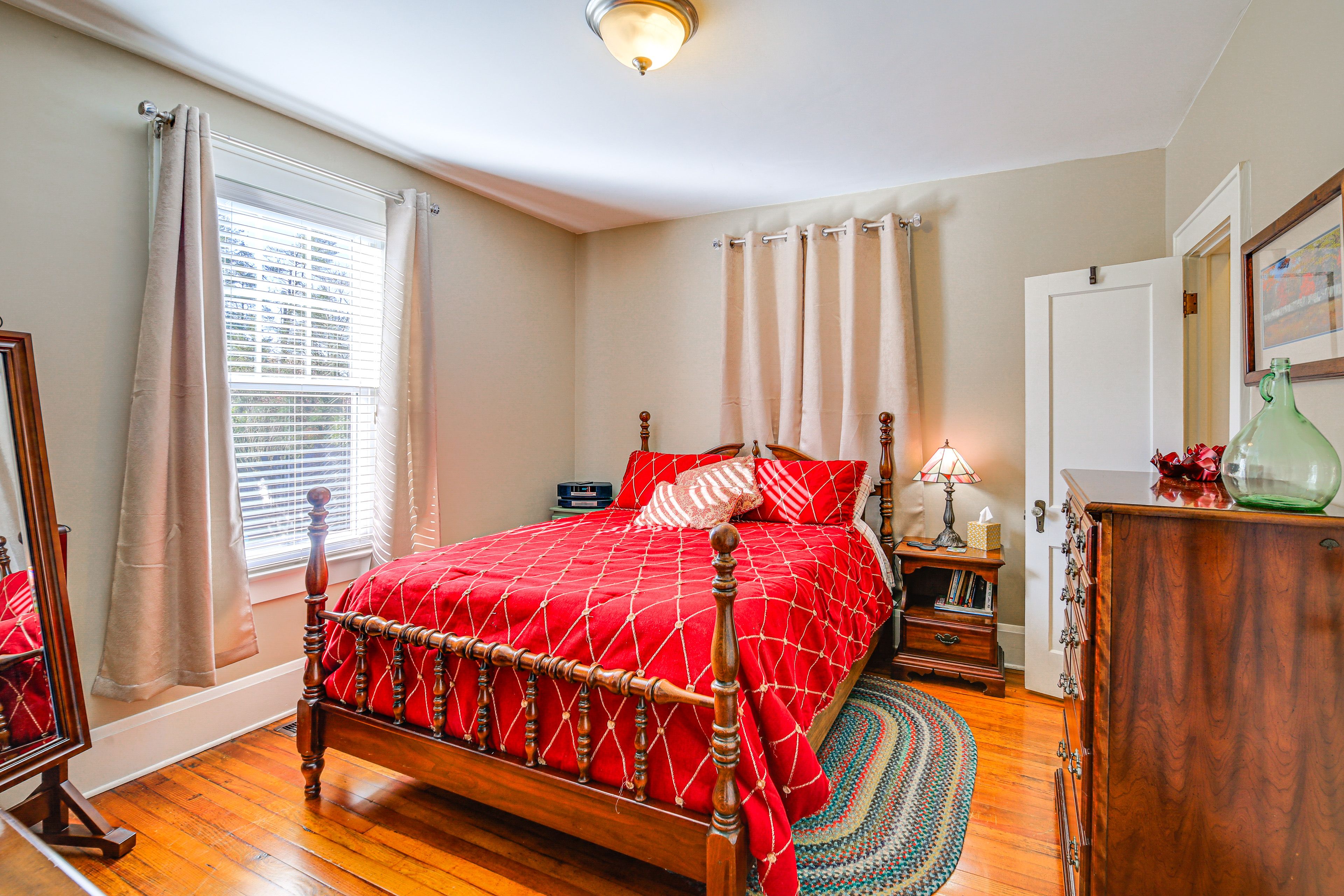 Bedroom 1 | Queen Bed | 1st Floor