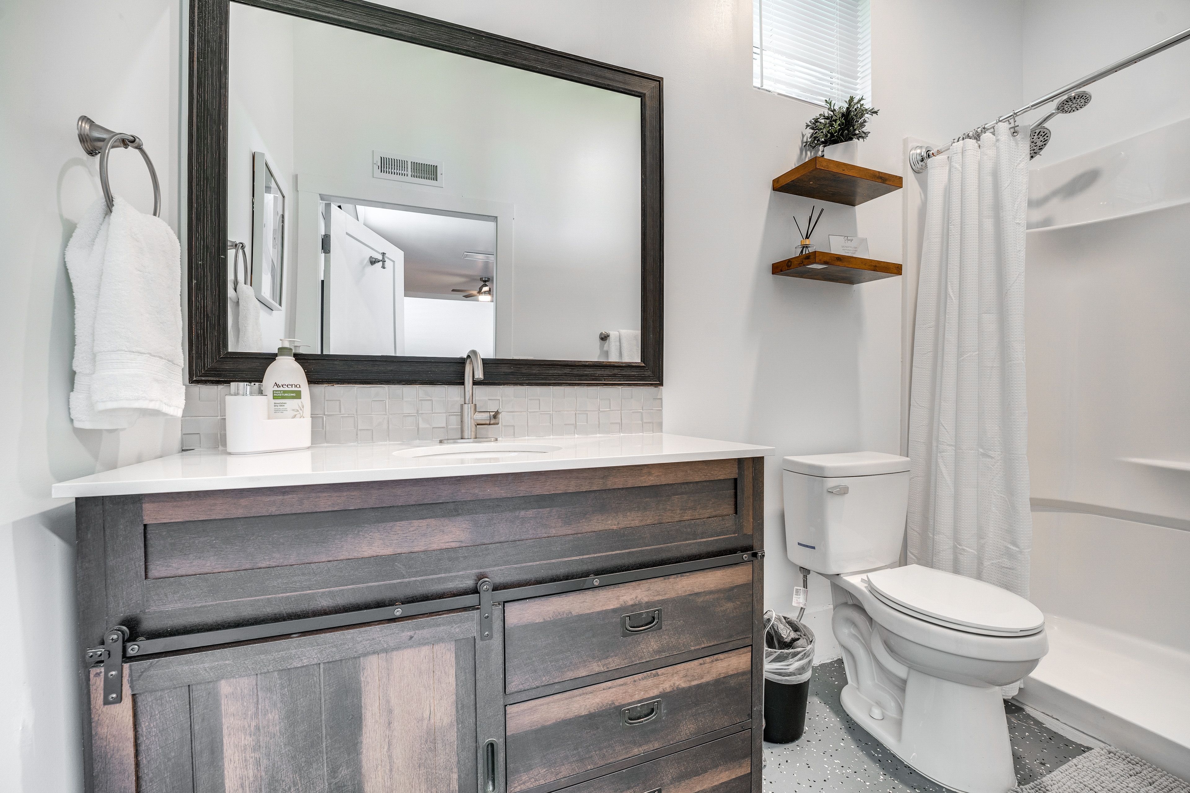 Full Bathroom | Towels Provided | Complimentary Toiletries