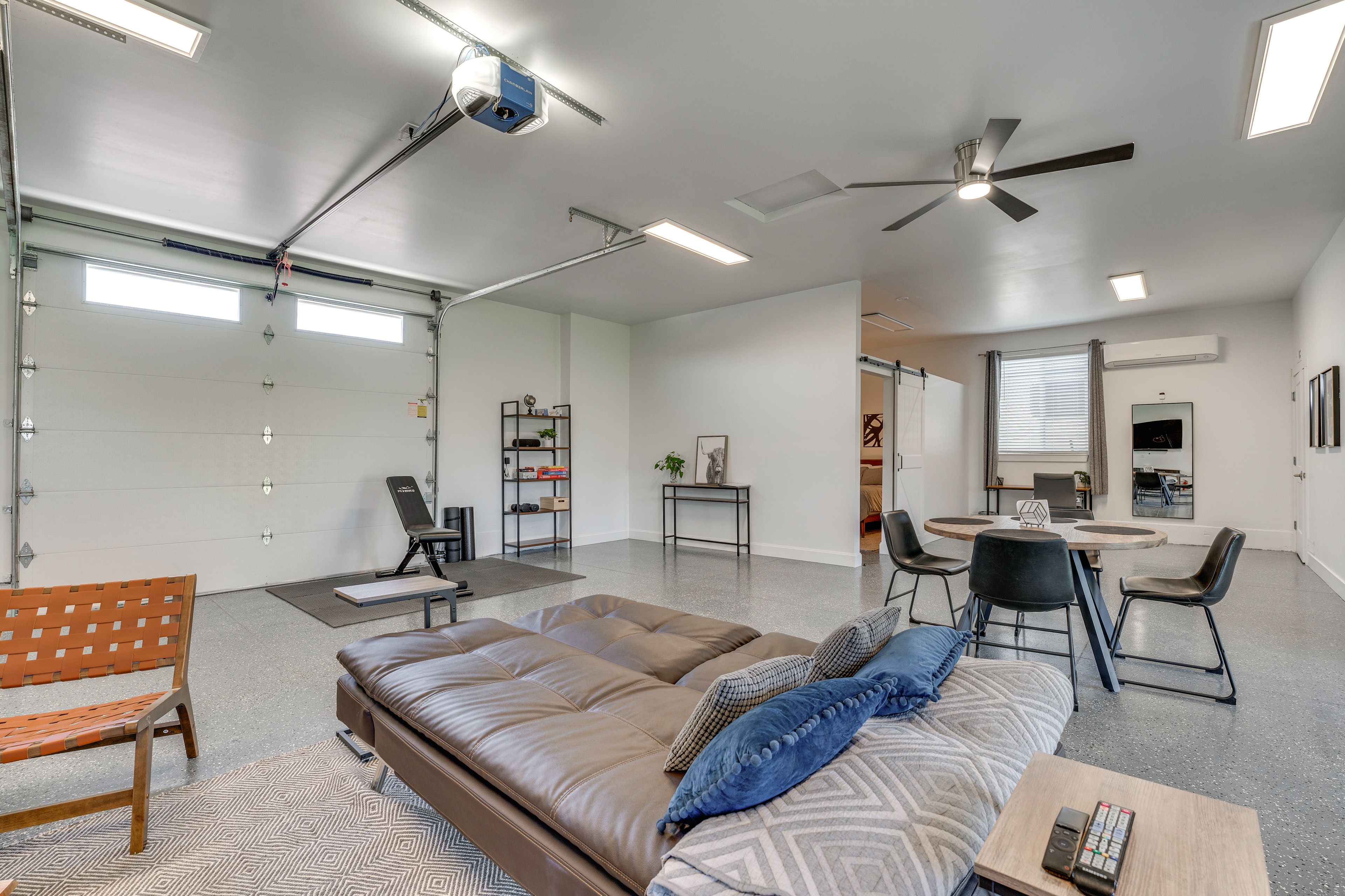 Studio | Futon | Smart TV | Free WiFi | Home Fitness Area