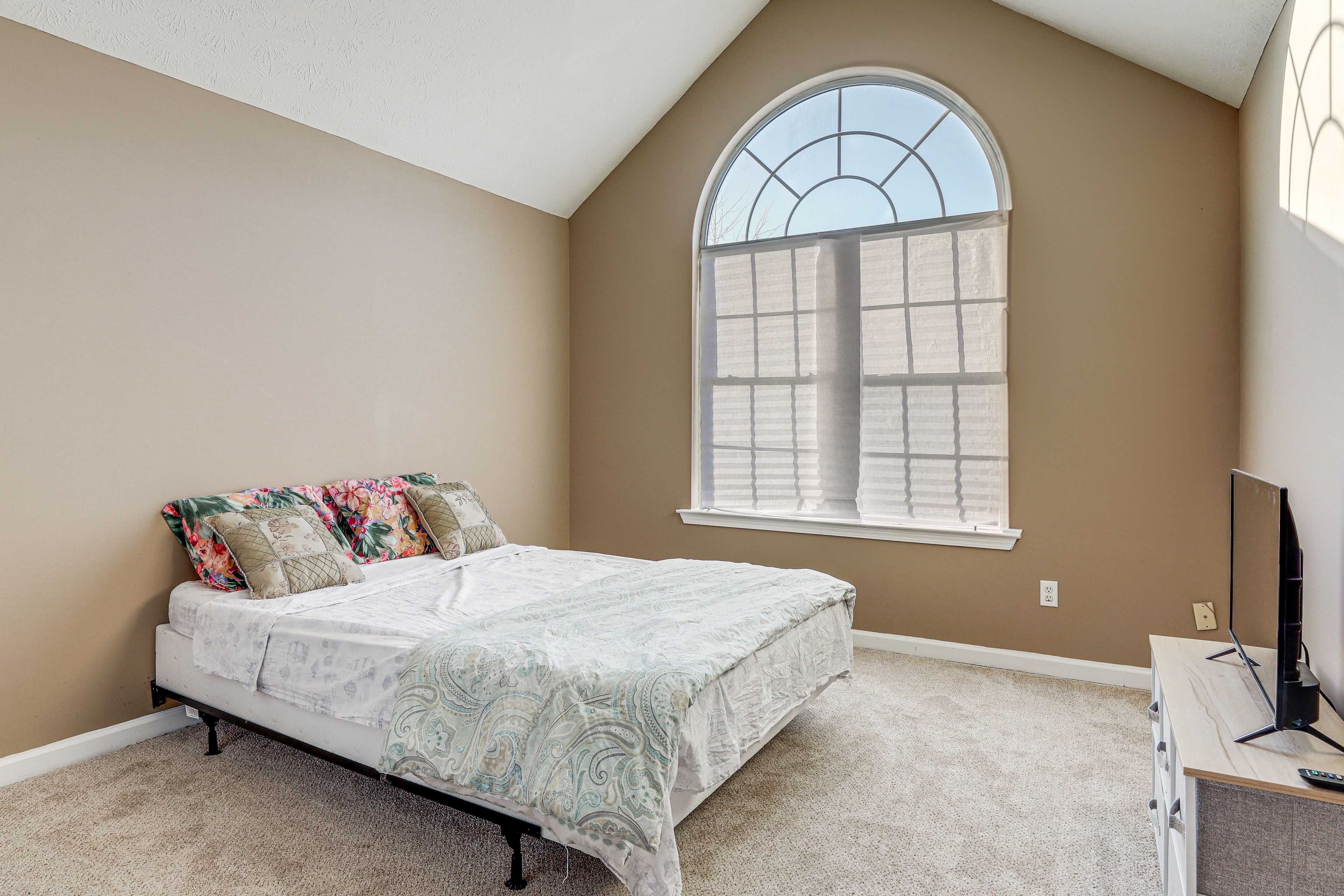 Bedroom 2 | 2nd Floor | Queen Bed | Flat-Screen TV