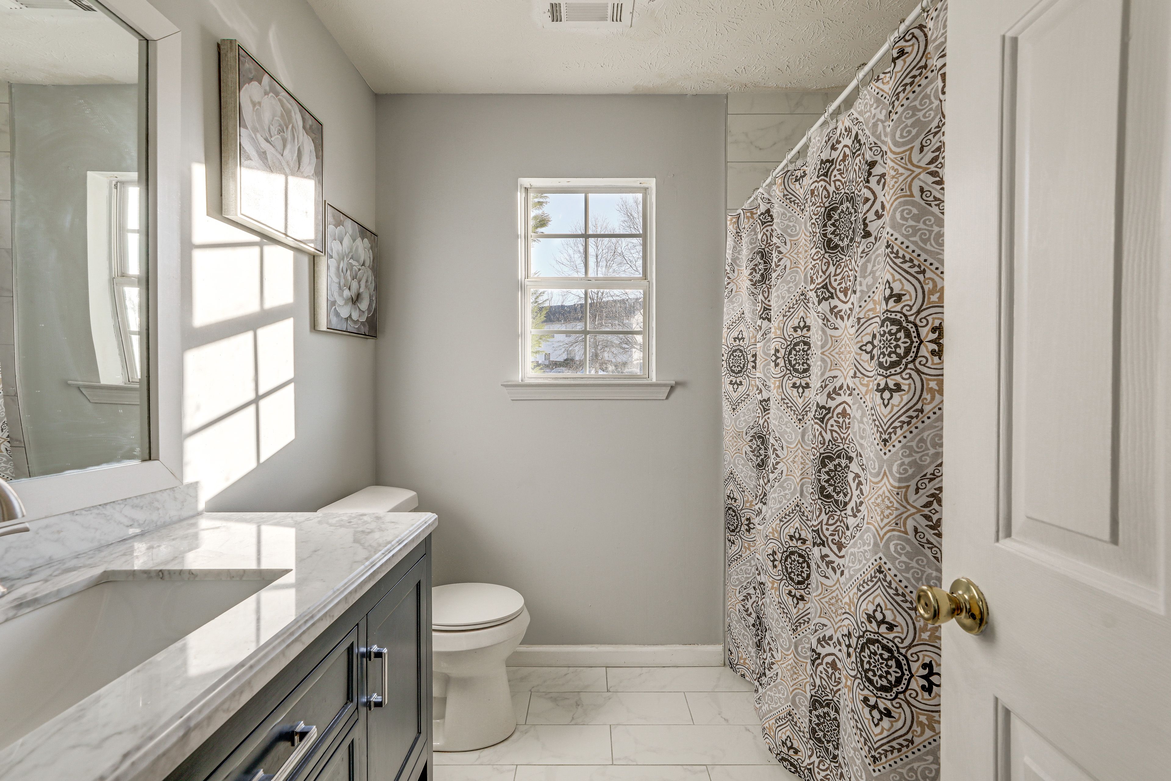 Full Bathroom | 2nd Floor | Shower/Tub Combo | Towels Provided