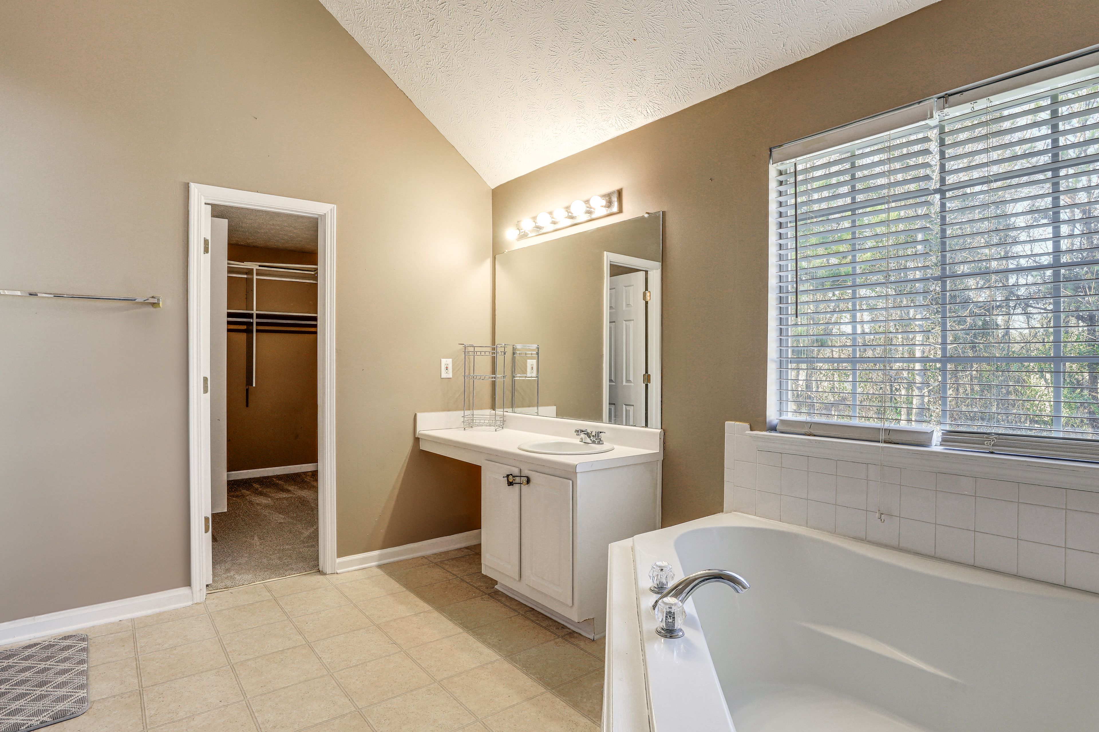 Full Bathroom | 2nd Floor | Walk-In Shower | Soaking Tub