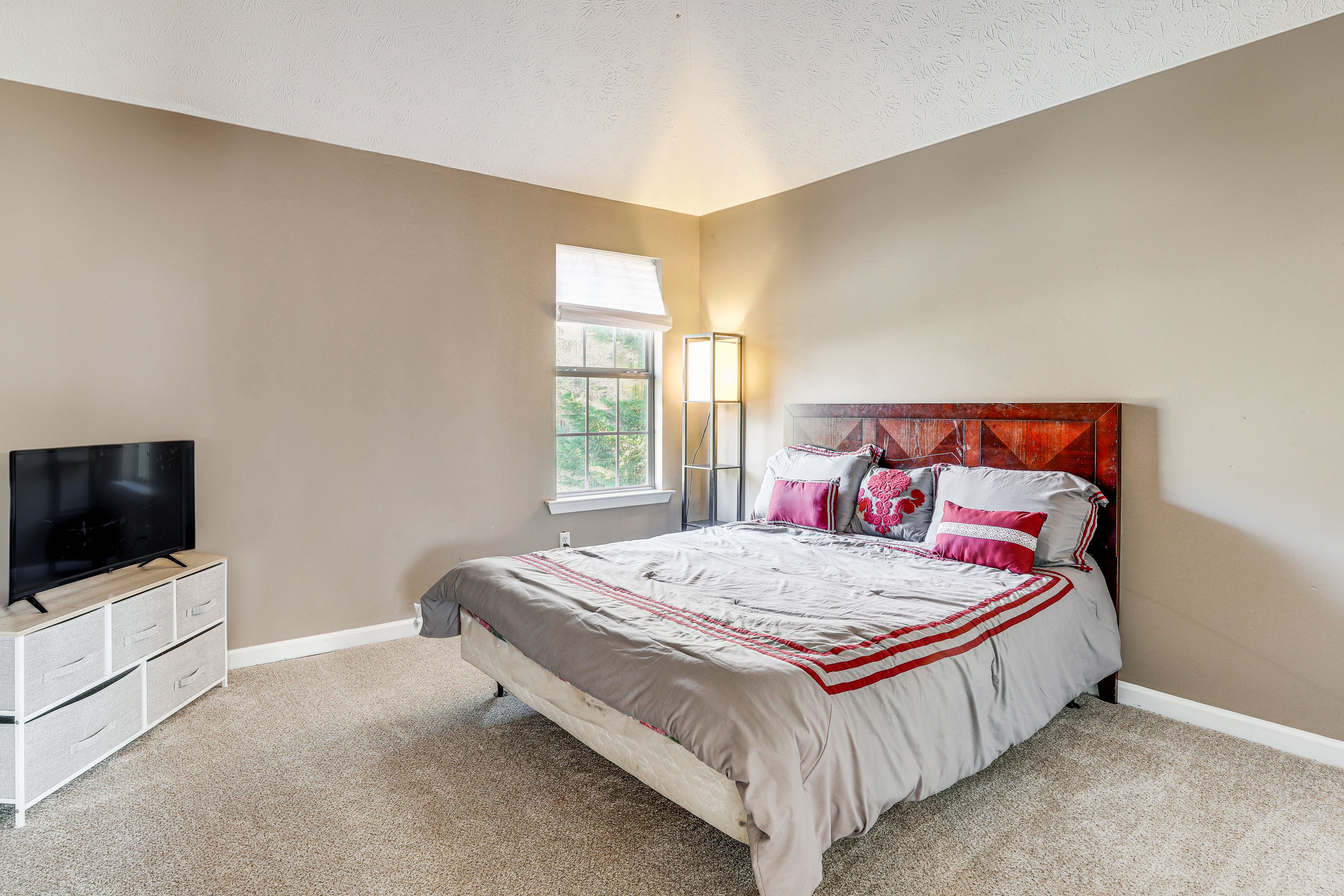 Bedroom 1 | 2nd Floor | Queen Bed | Flat-Screen TV | Linens Provided