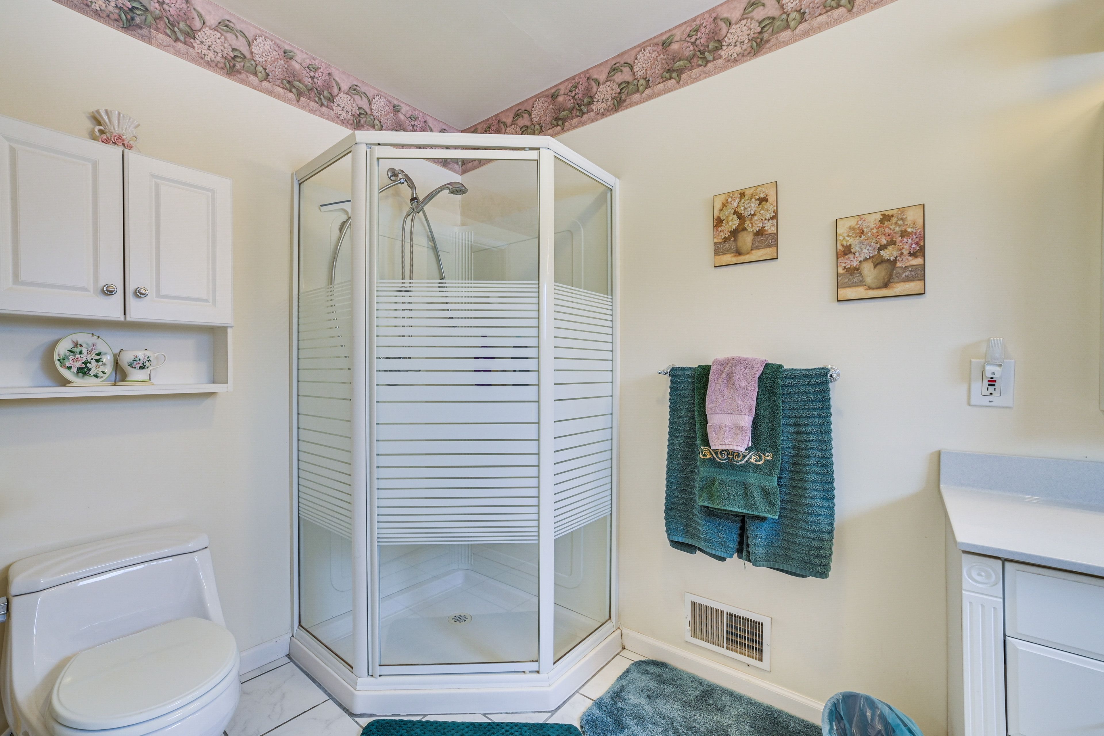 Full Bathroom | Main Floor | Complimentary Toiletries