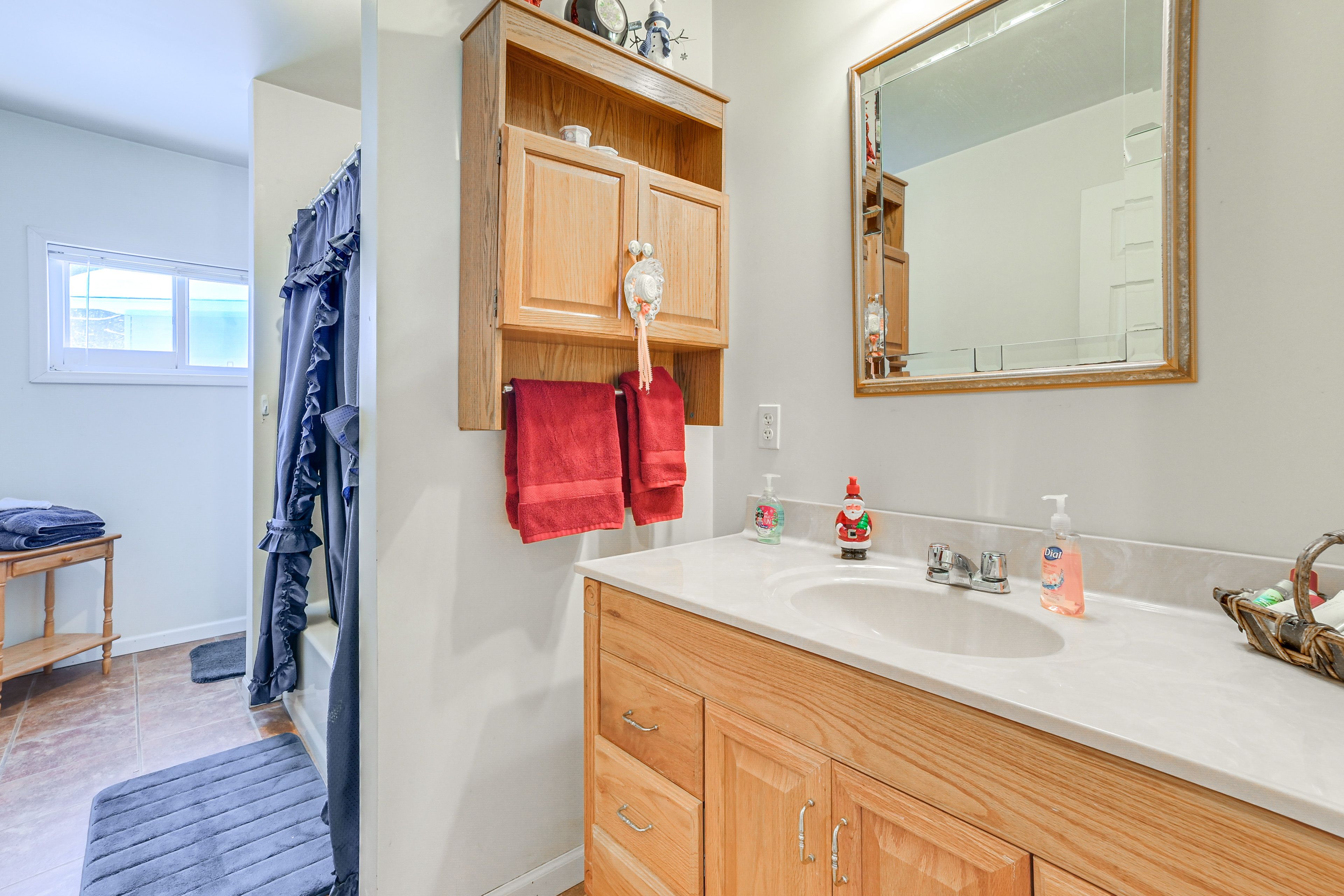 Full Bathroom | Main Floor | Towels Provided