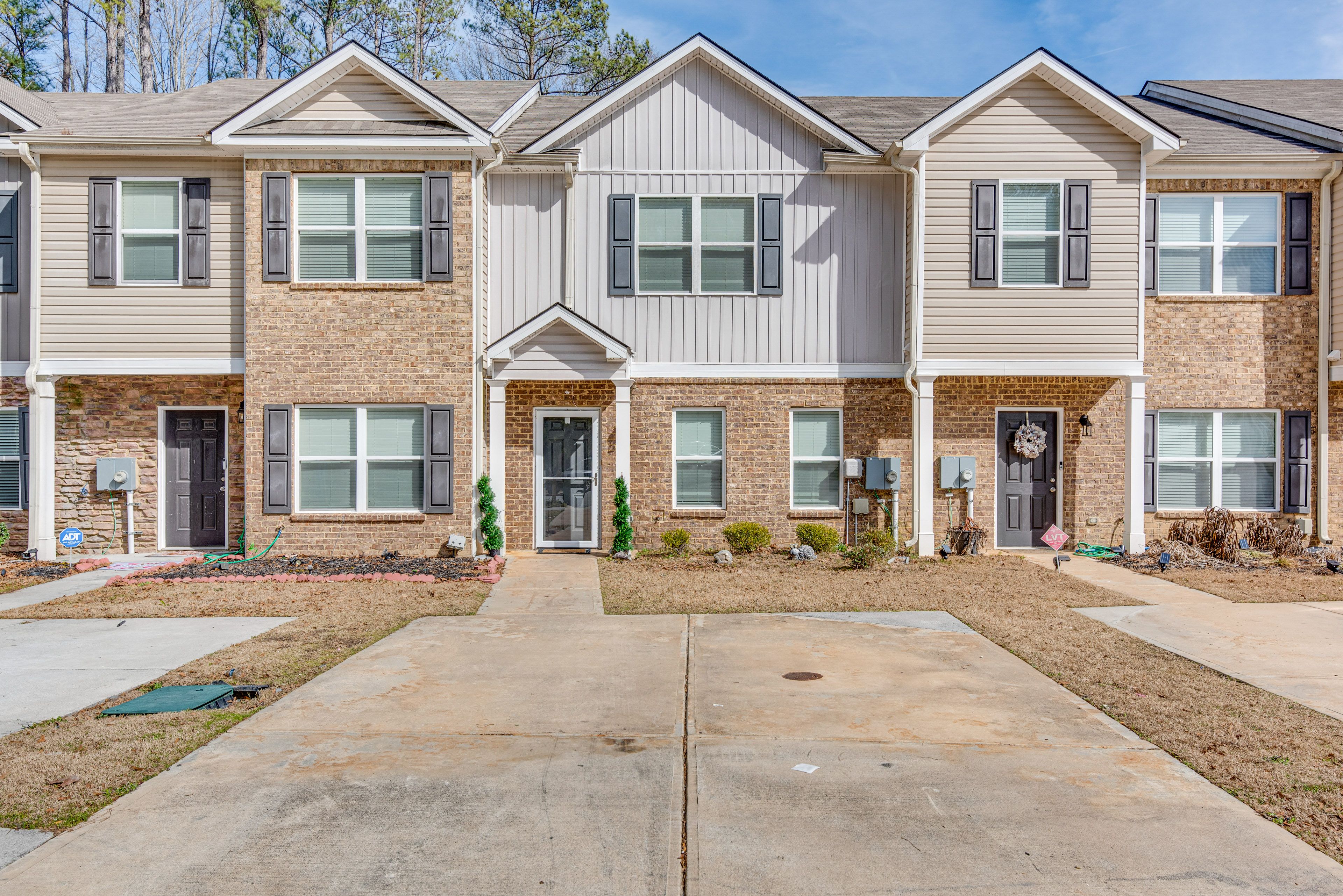Townhome Exterior | 17 Mi to Downtown Atlanta