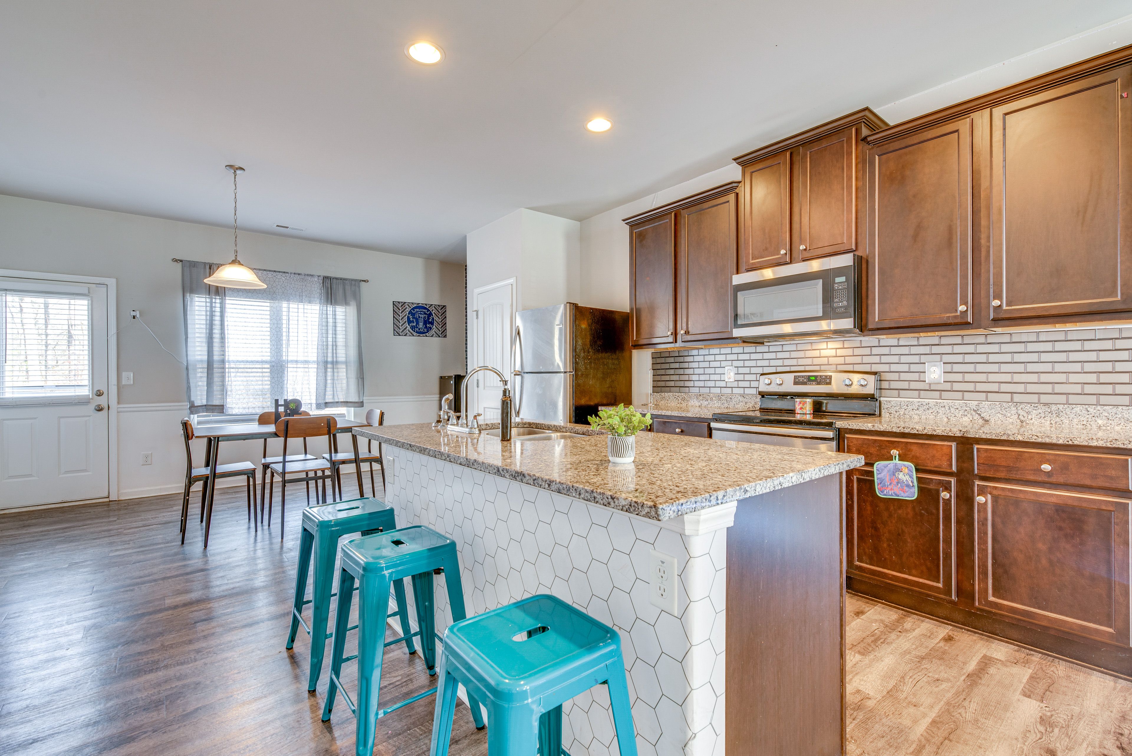 Kitchen | Central Air Conditioning | Free WiFi