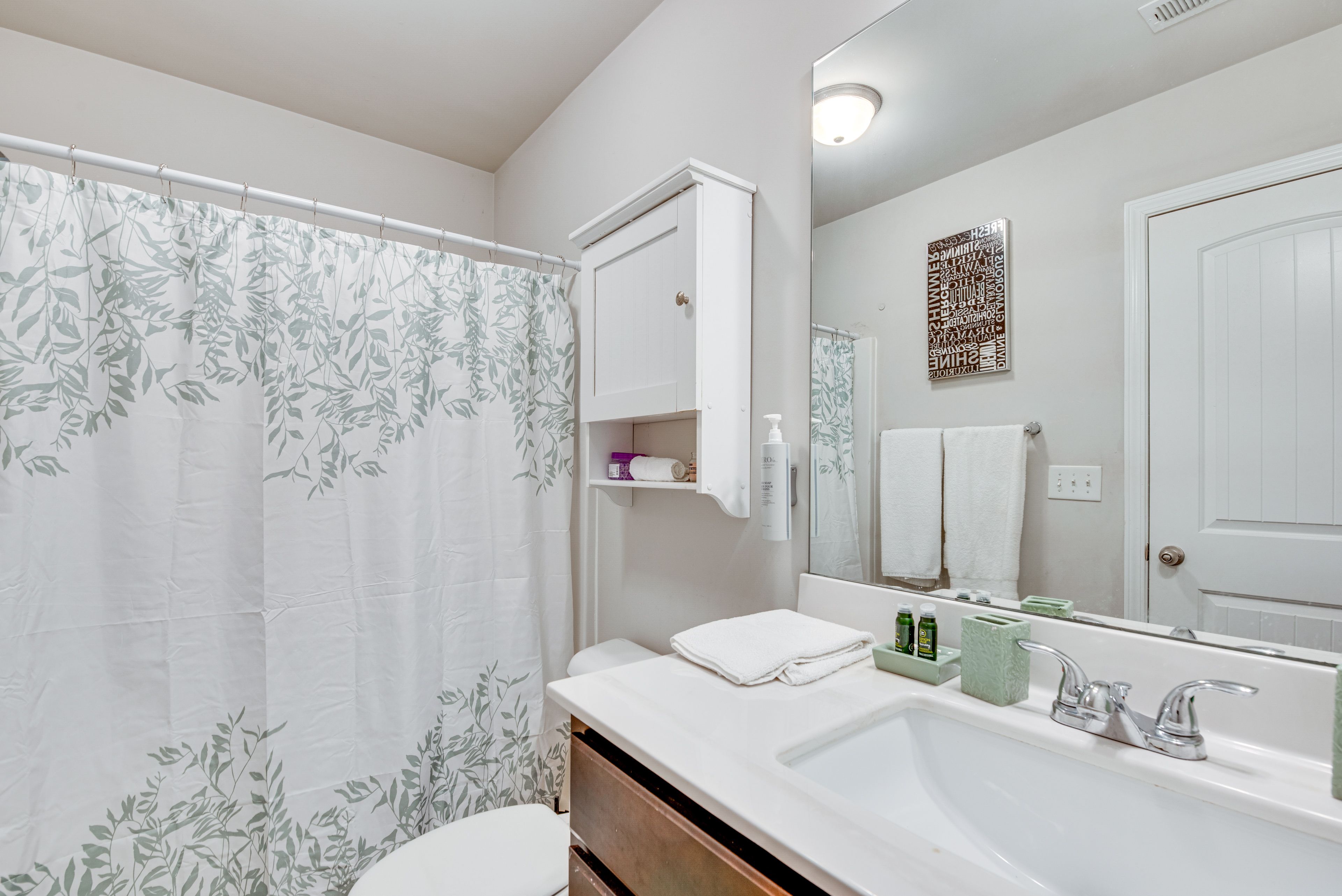 Full Bathroom | 2nd Floor | Towels Provided