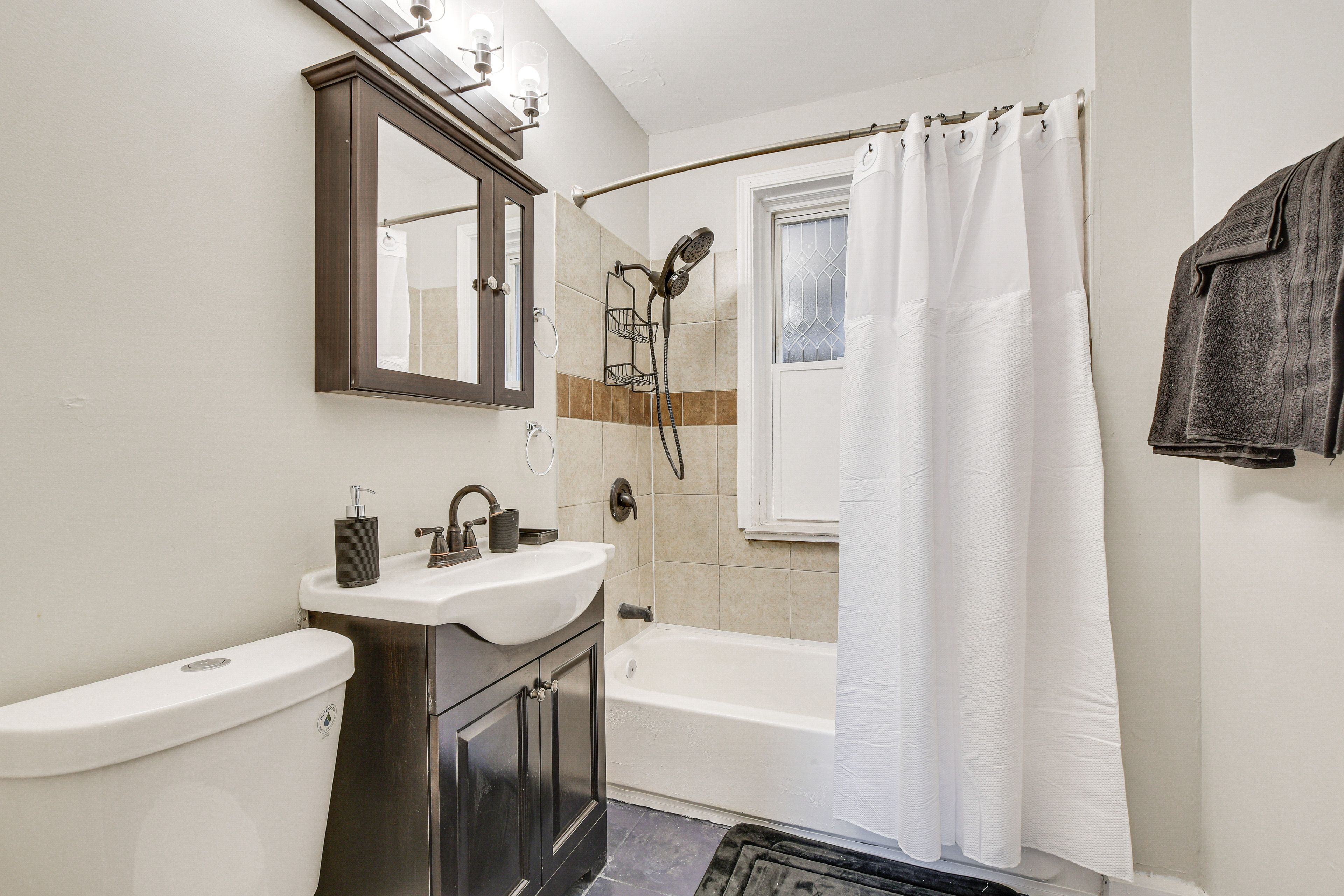 Full Bathroom | Towels Provided