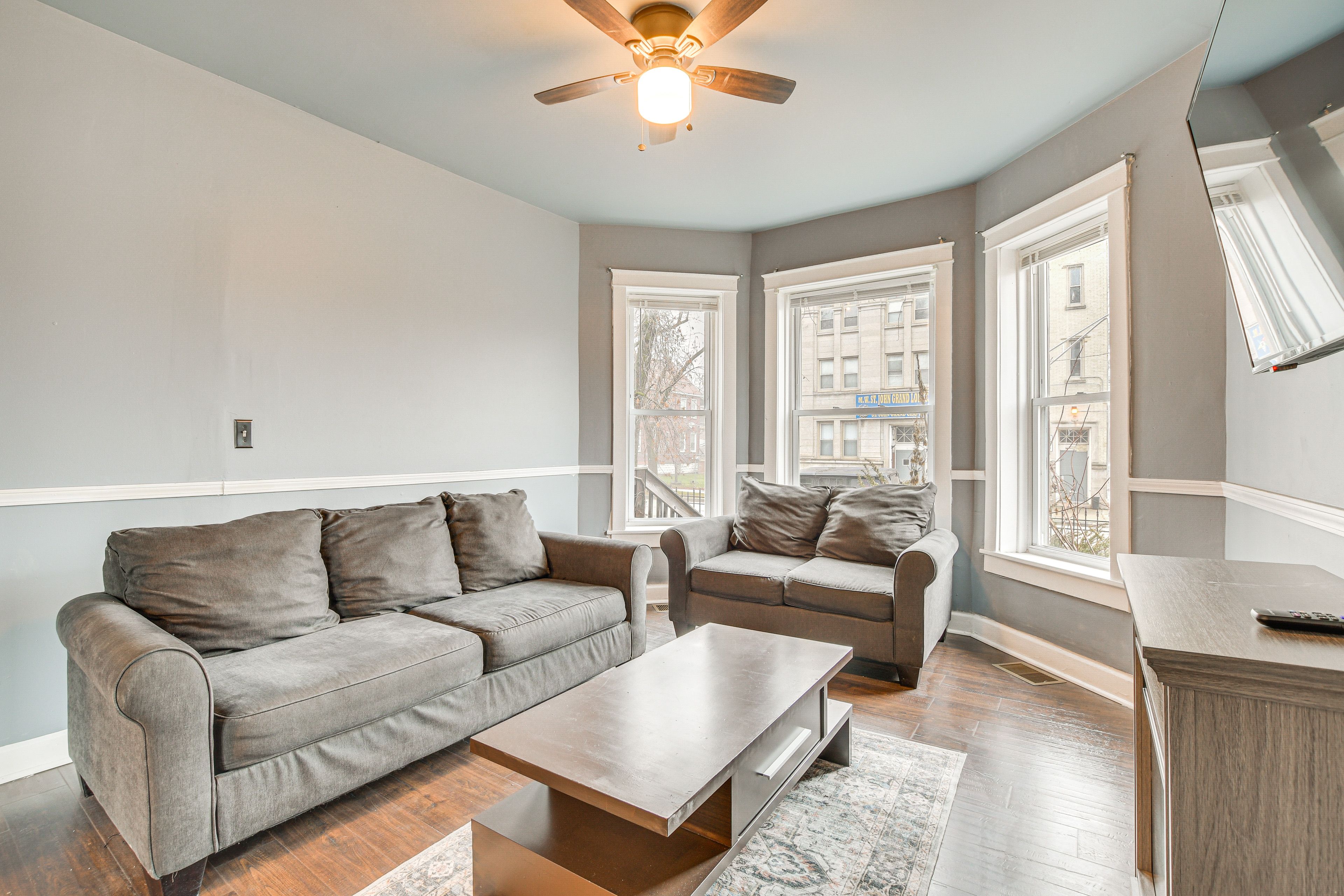 Living Room | Smart TV | Free WiFi | Electric Fireplace | Central A/C