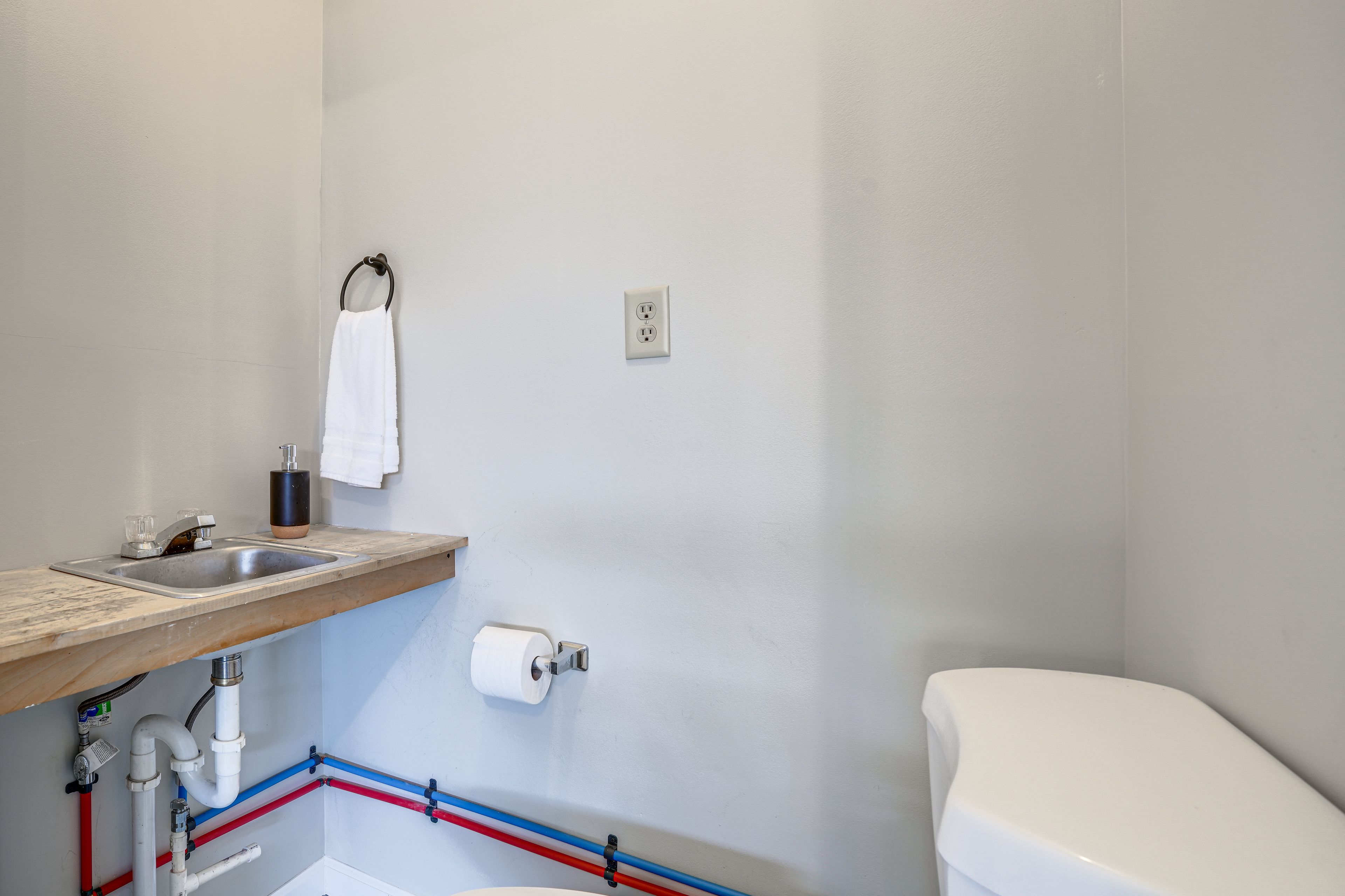 Half Bathroom | Towels Provided