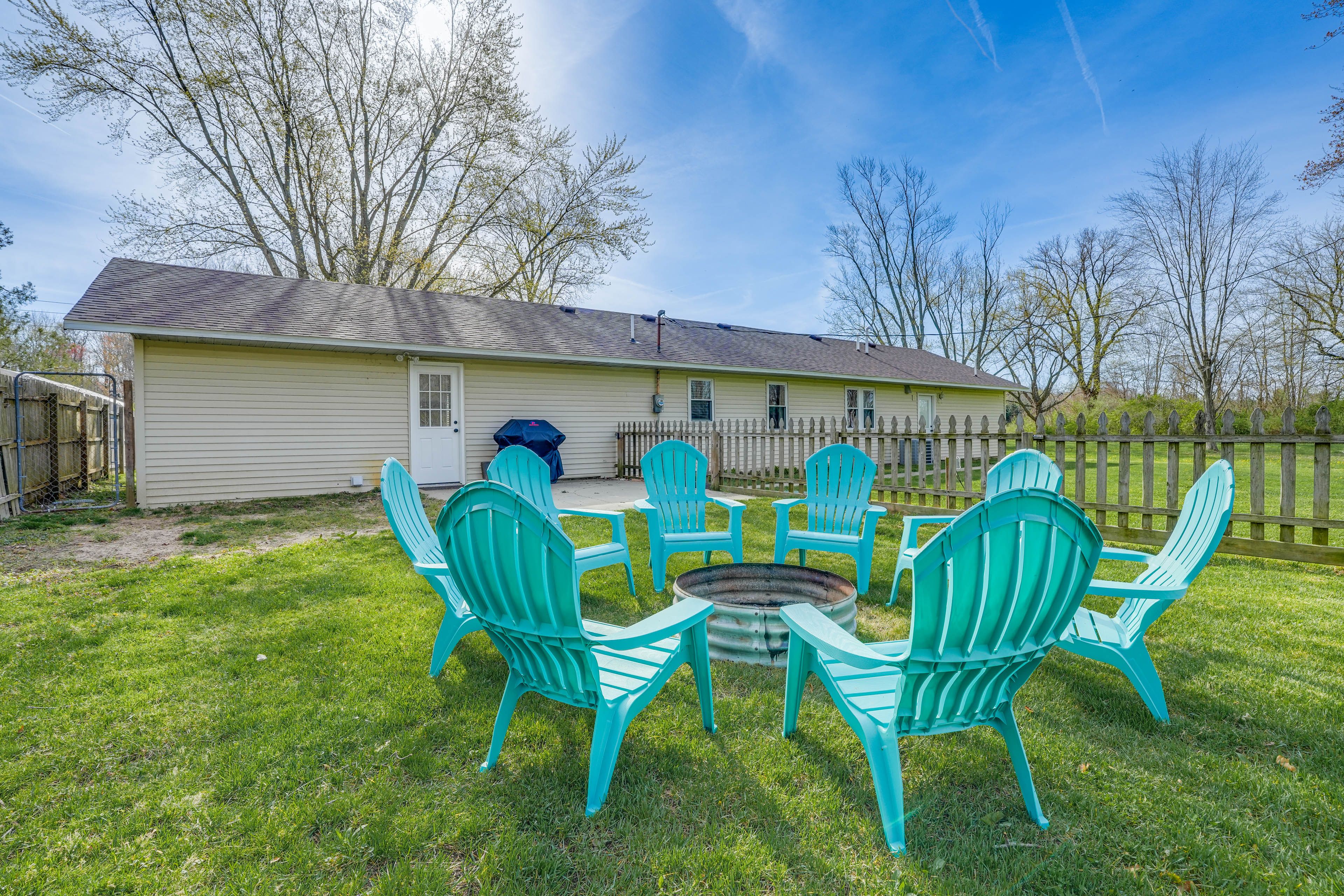 Fenced Backyard | Wood-Burning Fire Pit | Gas Grill