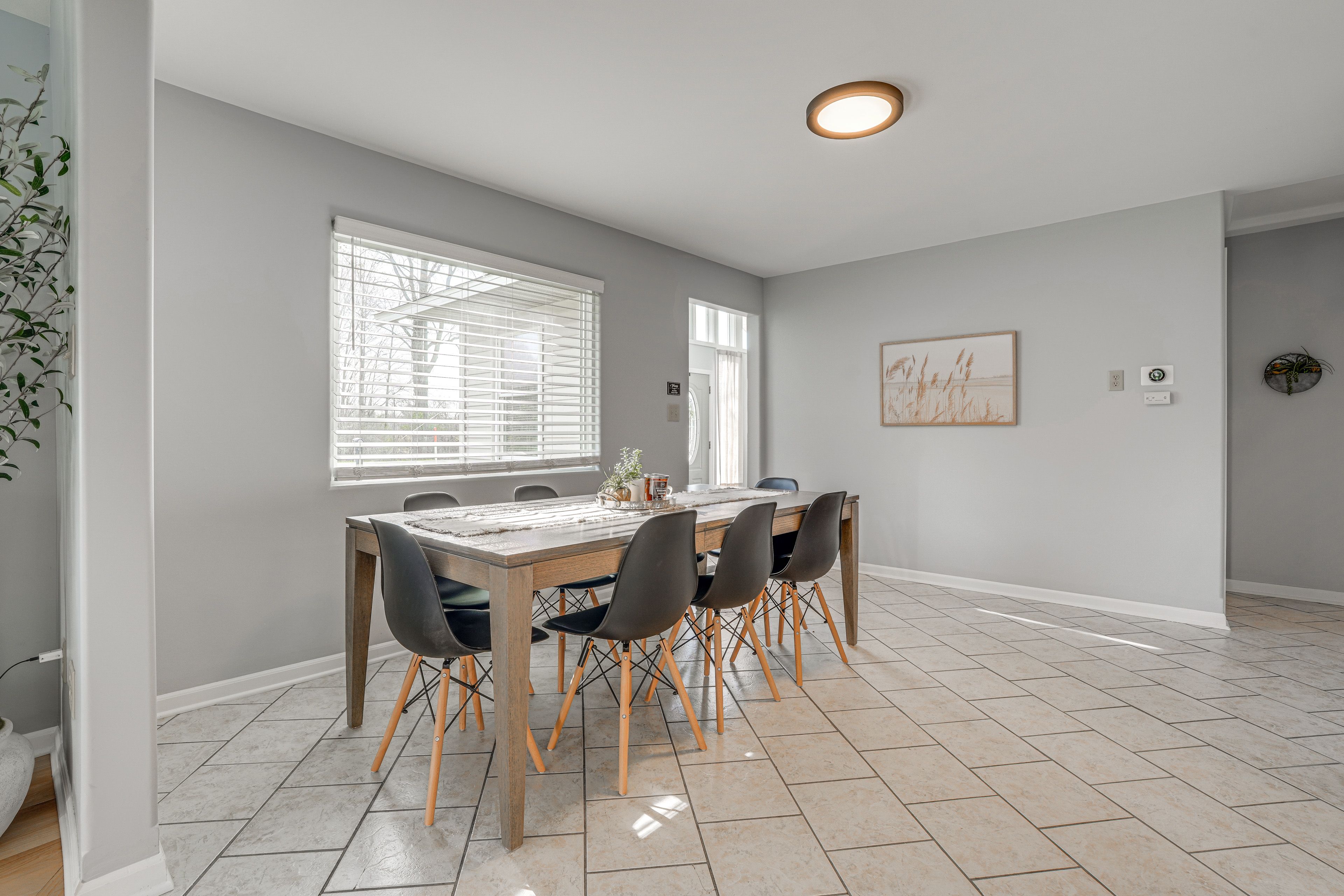 Dining Area | Dishware & Flatware Provided