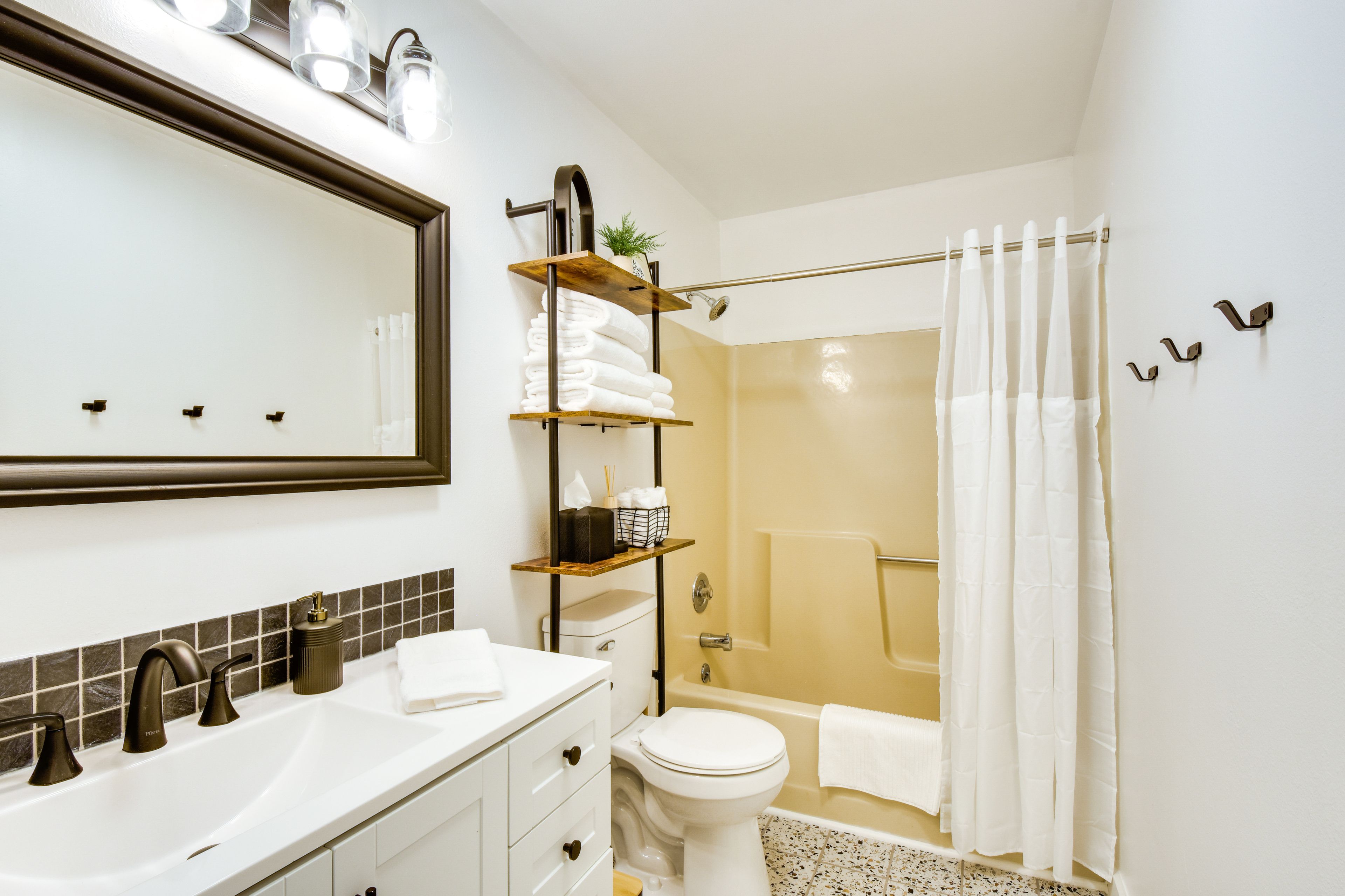 Full Bathroom | Complimentary Toiletries