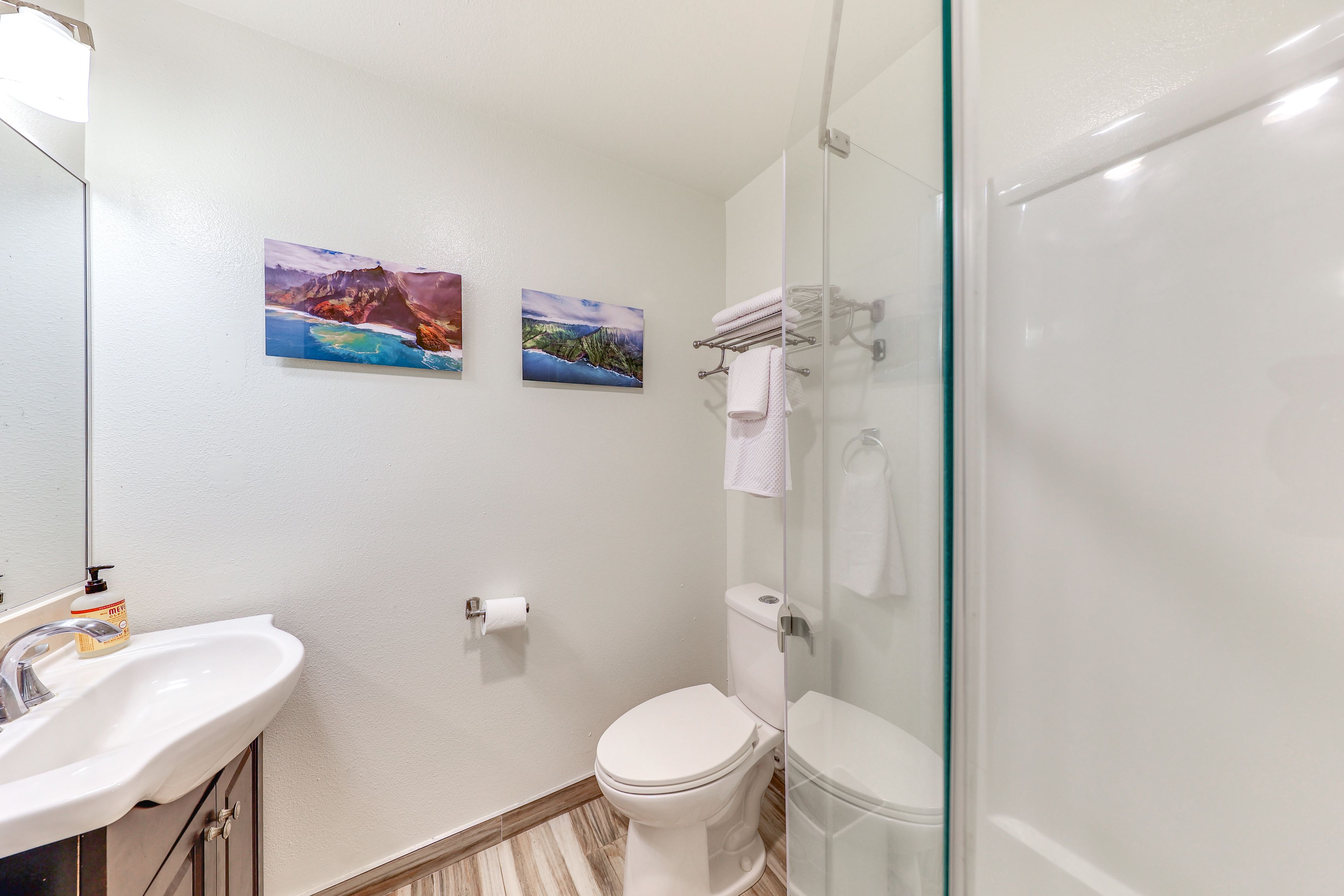 Full Bathroom | Towels Provided | Complimentary Toiletries | 1st Floor