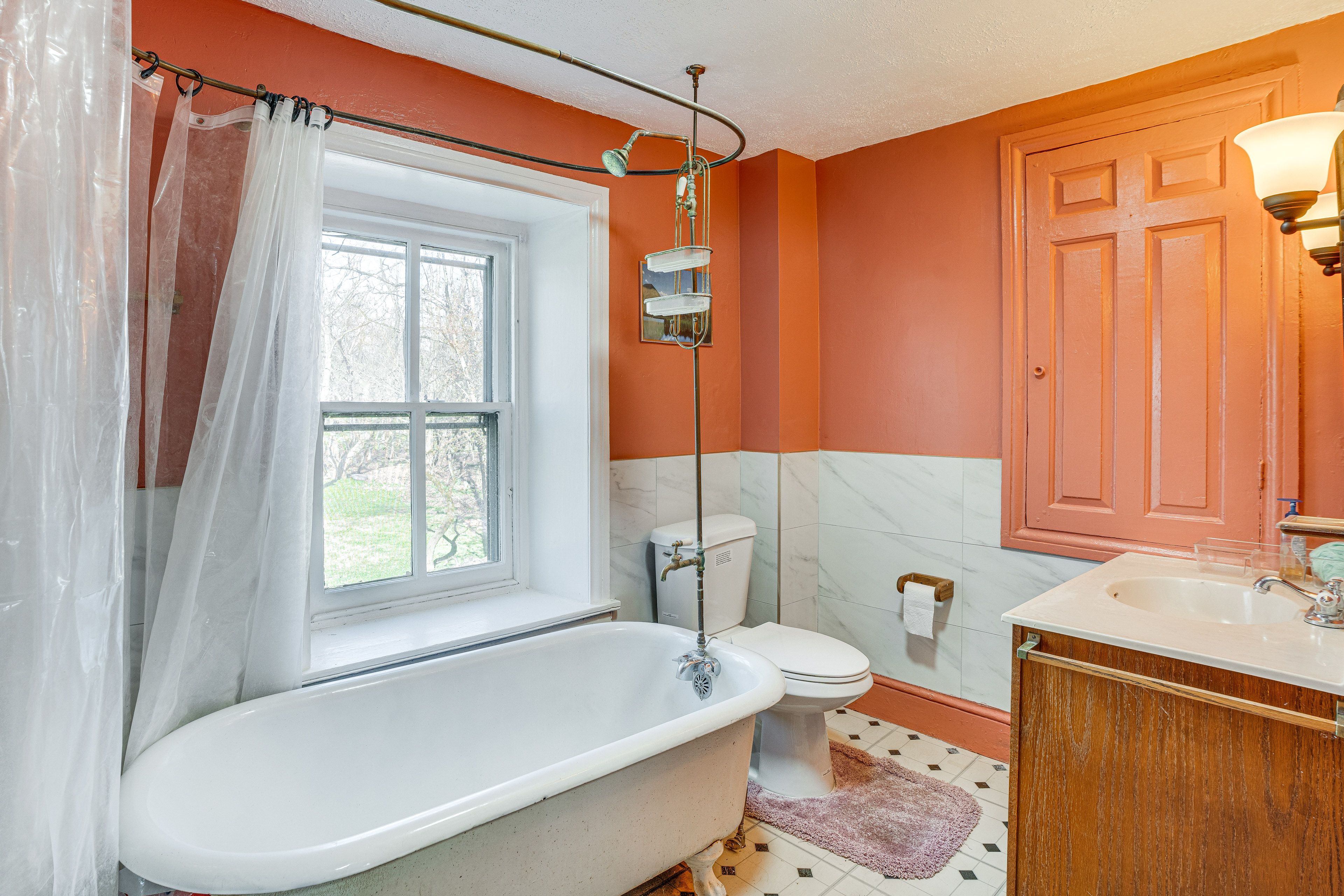 Full Bathroom | 2nd Floor | Towels Provided