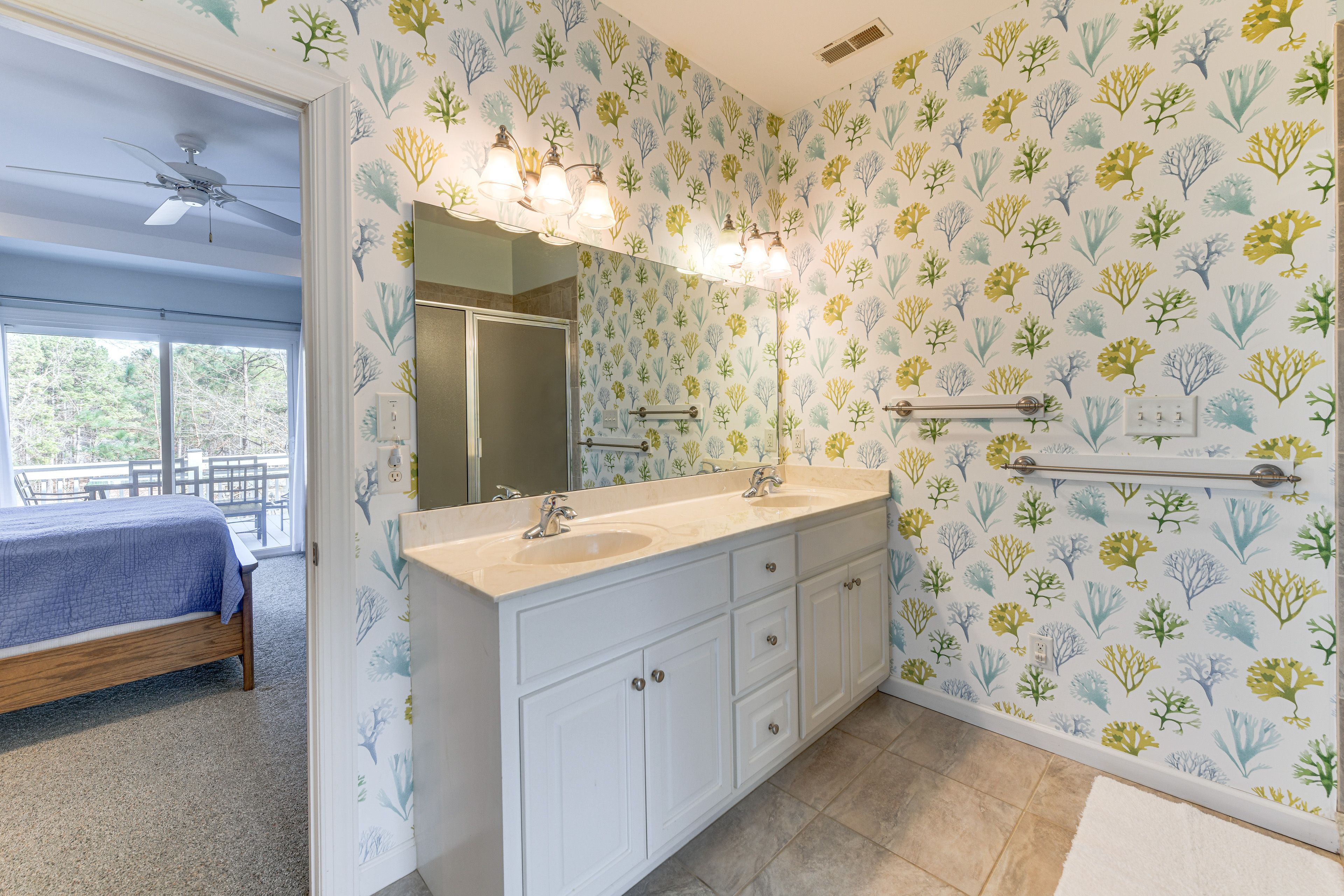 En-Suite Bathroom | Towels Provided | Complimentary Toiletries | Upper Level