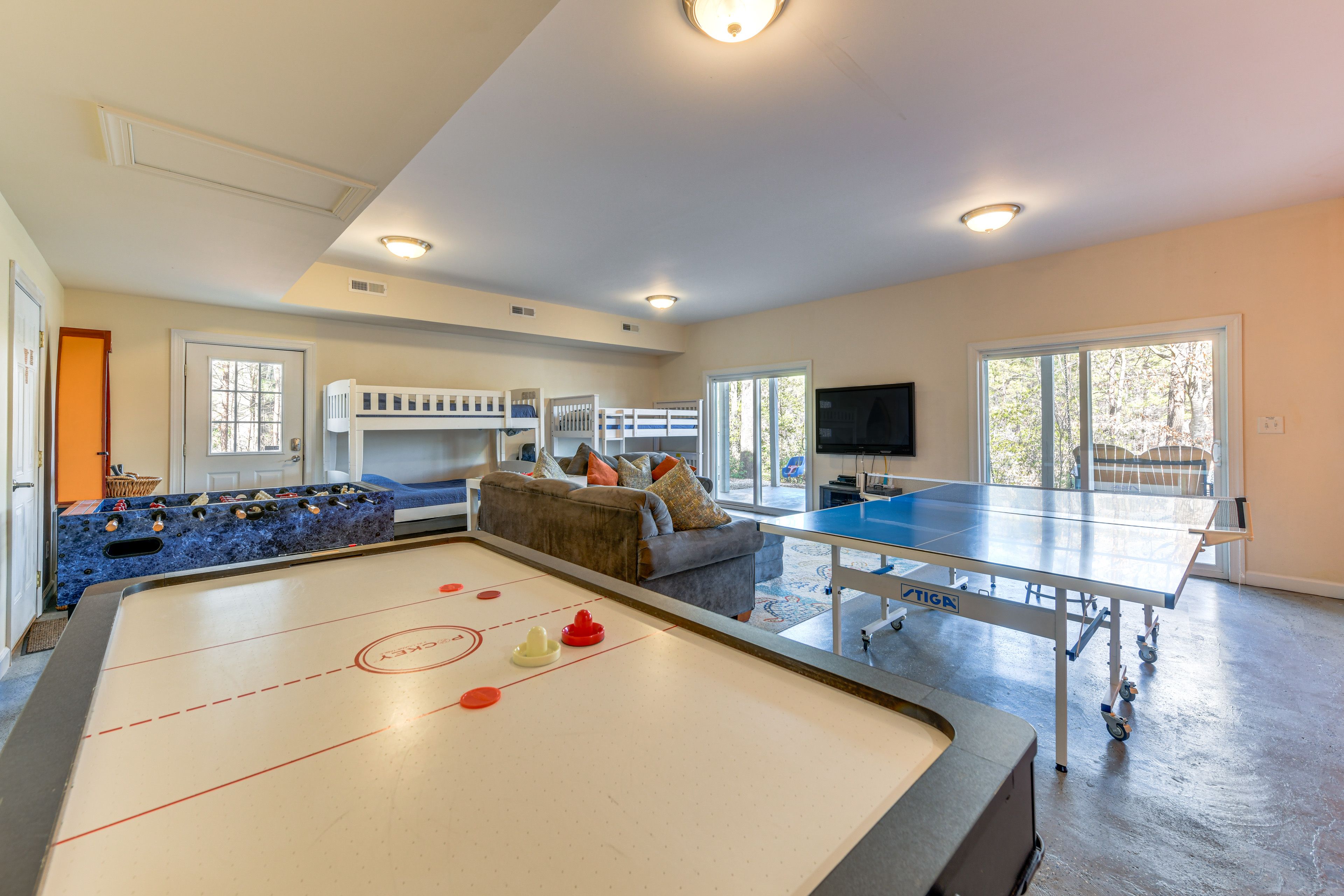 Game Room | 2 Twin Bunk Beds | Queen Sleeper Sofa | Smart TV | Lower Level