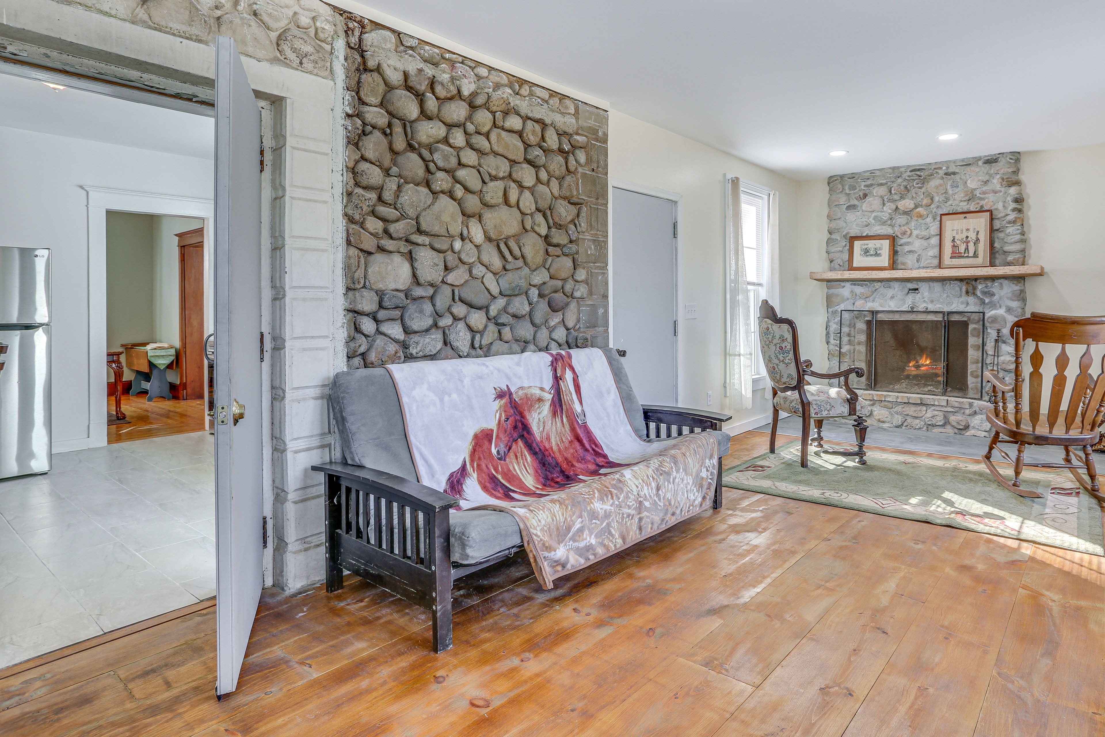 Sitting Room | Fireplace | Full Futon | 1st Floor