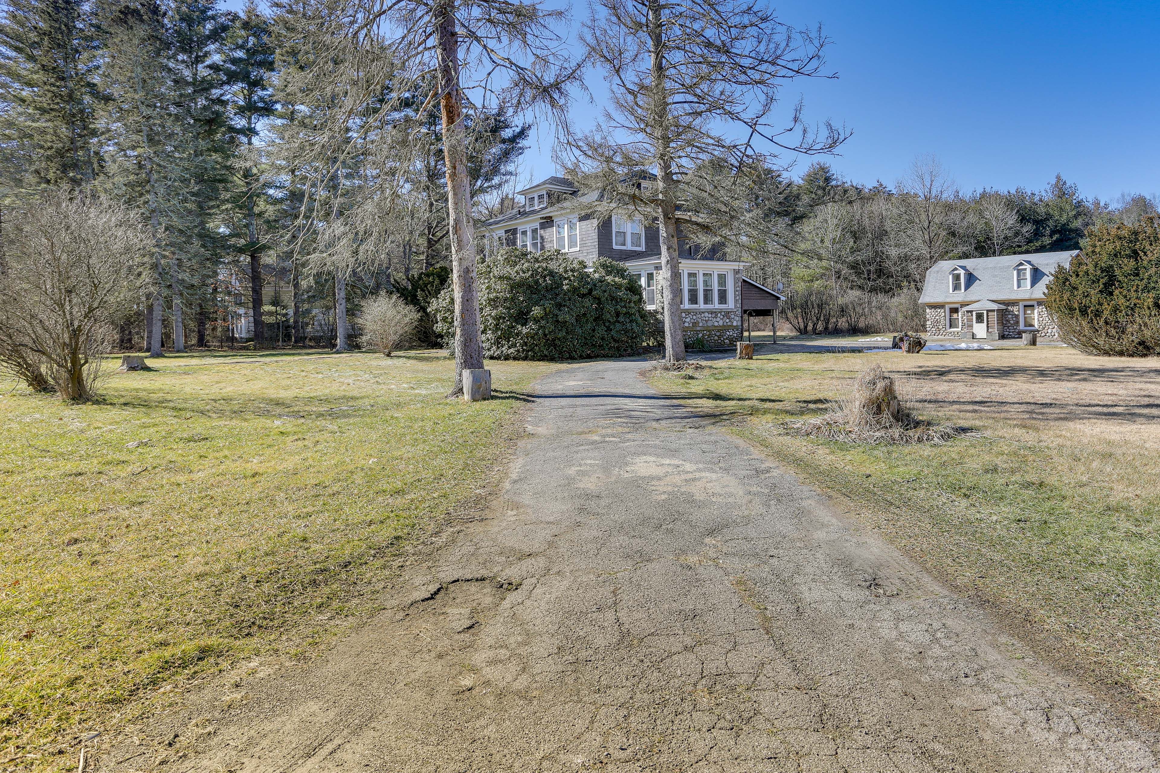 Parking | Carport (1 Vehicle) | Driveway (4 Vehicles) | RV/Trailer Parking