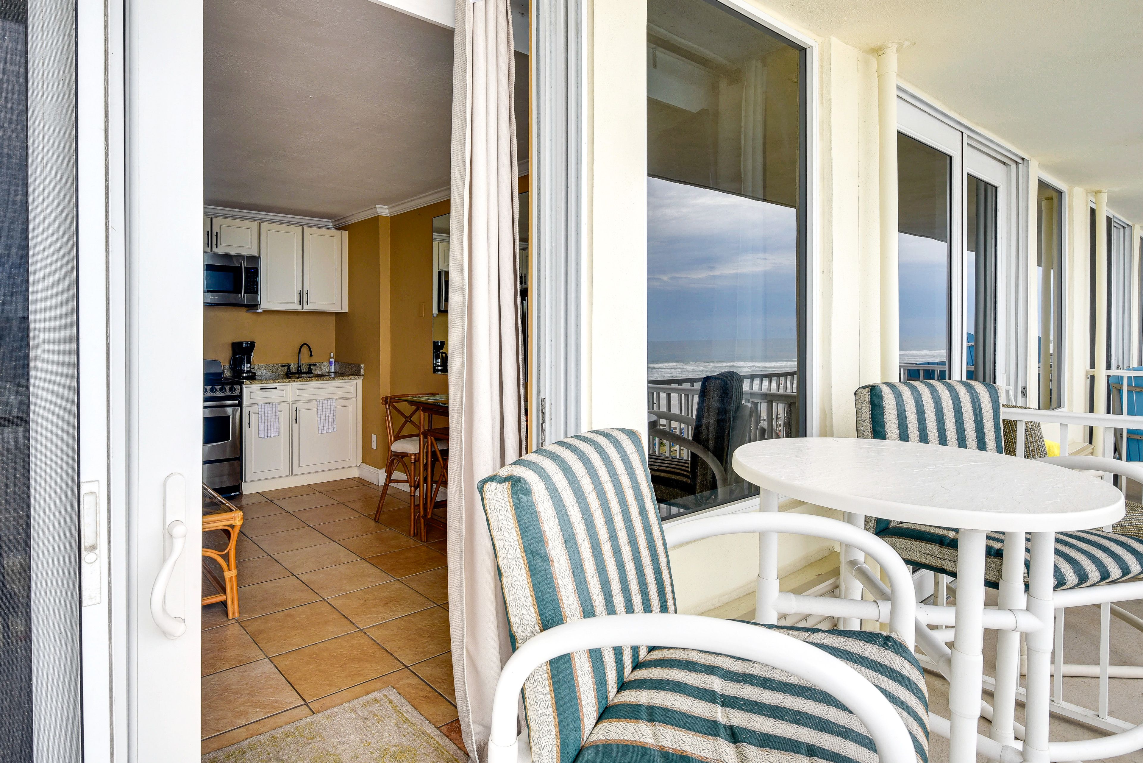 Private Balcony w/ Seating