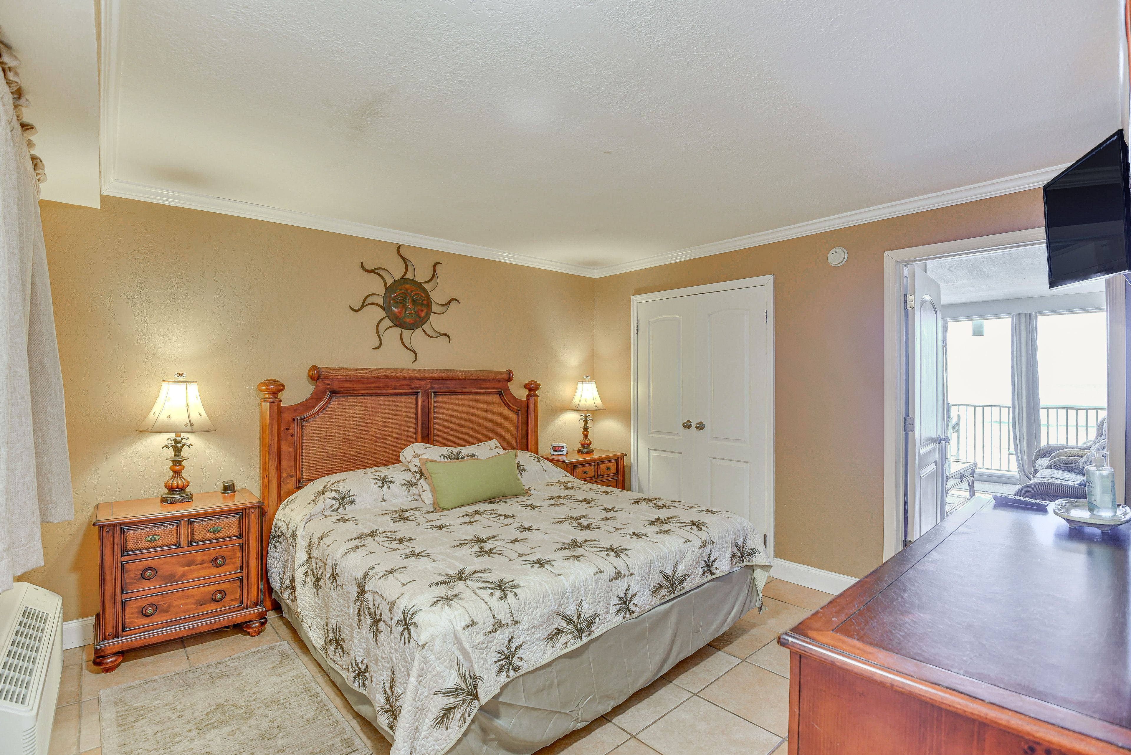 Bedroom | King Bed | Linens & Towels Provided