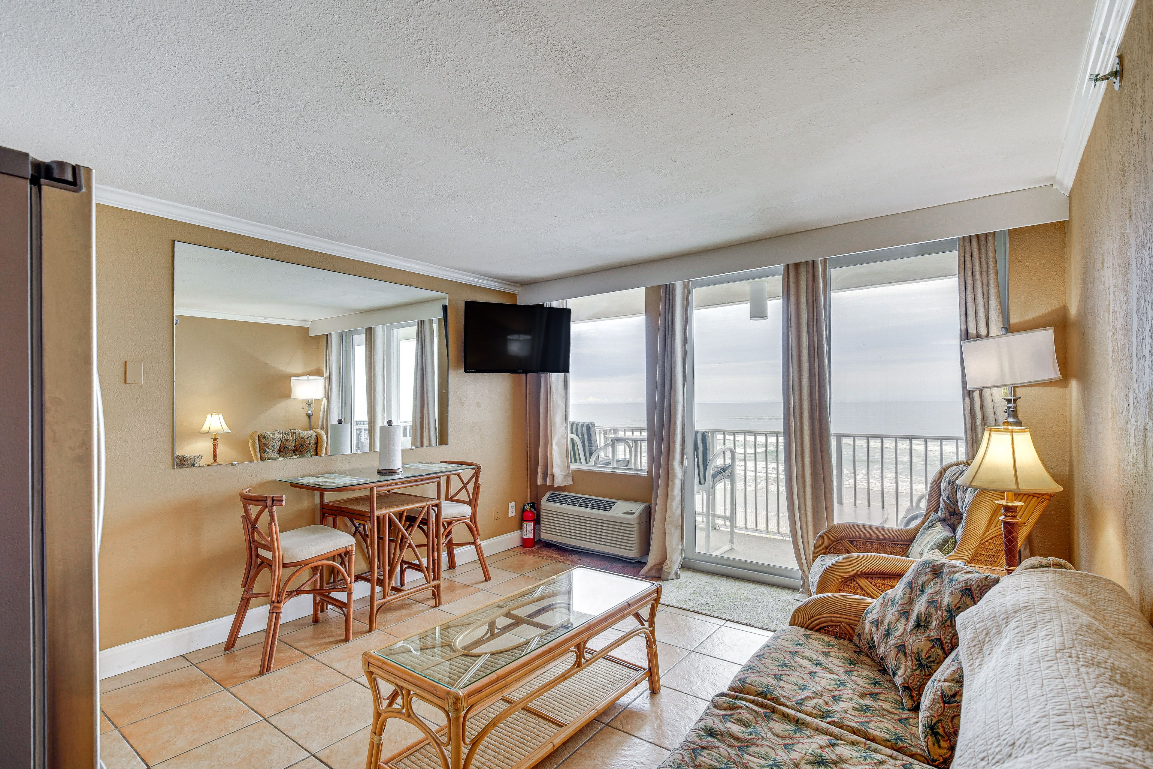 Living Room | Queen Sleeper Sofa | Smart TV | Free WiFi