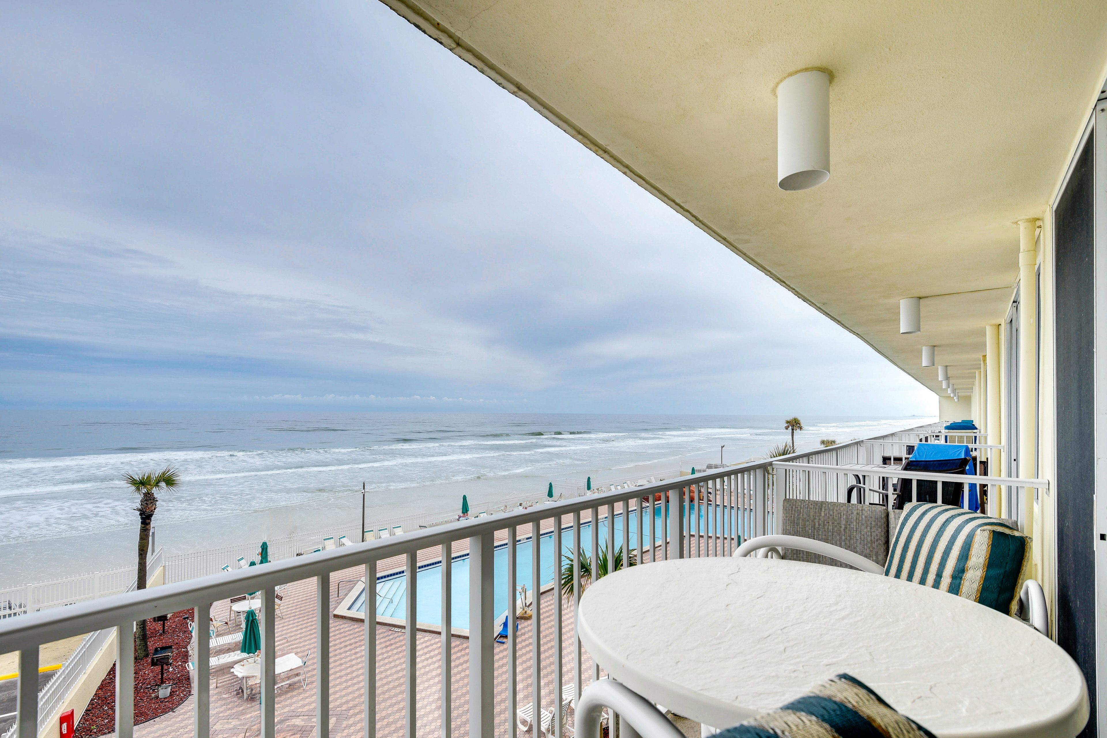 Daytona Beach Vacation Rental | 1BR | 1BA | 402 Sq Ft | Step-Free Access