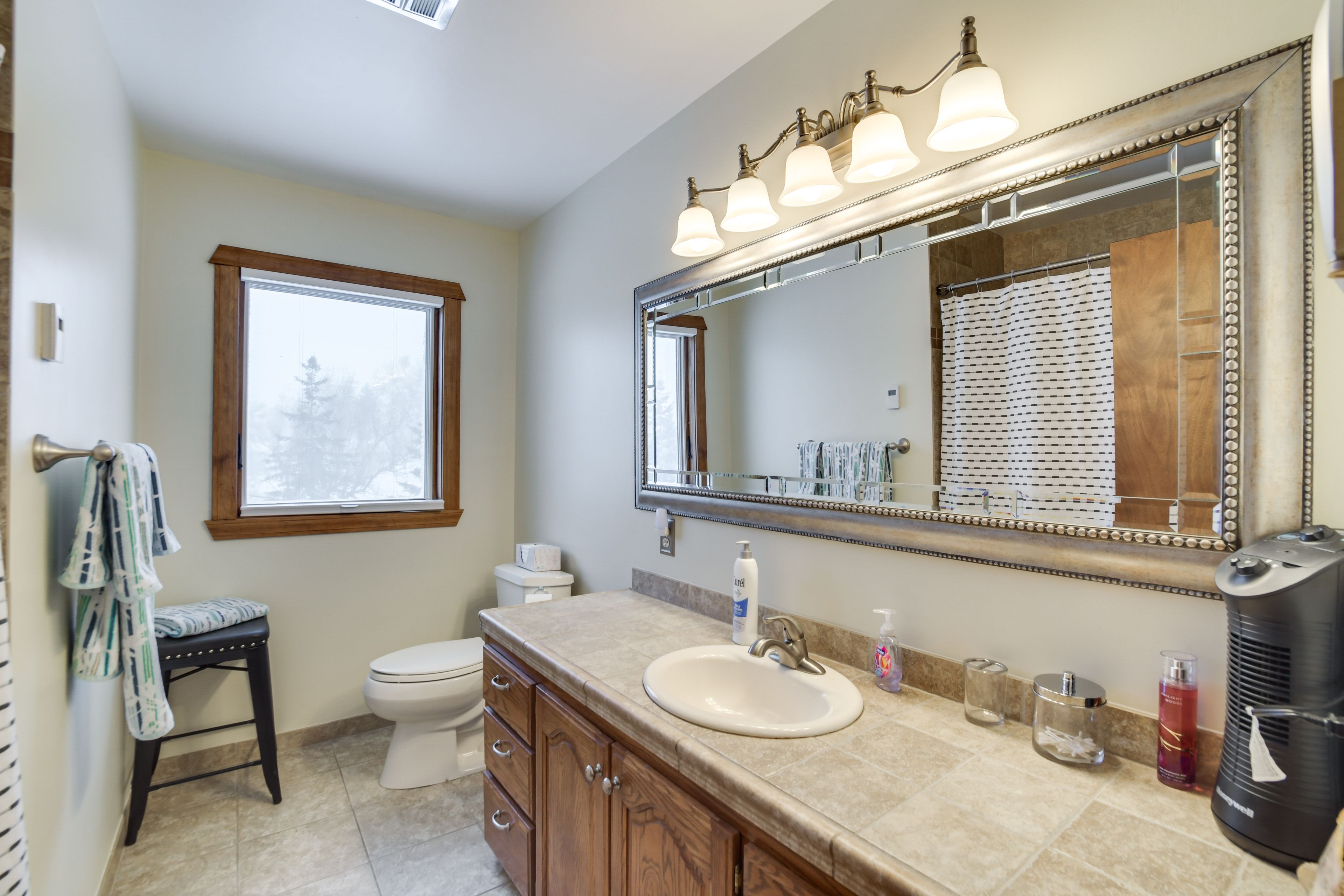 Full Bathroom | Shower | Complimentary Toiletries | 3rd Floor