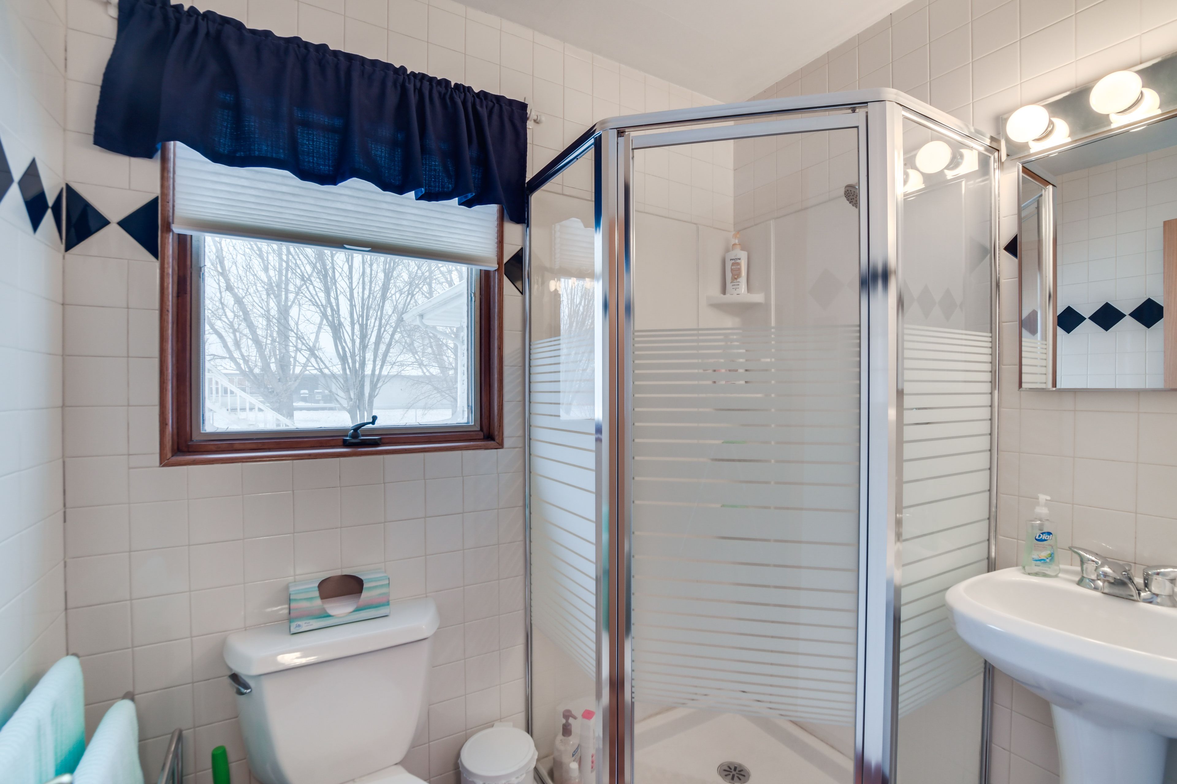Full Bathroom | Towels Provided | 2nd Floor