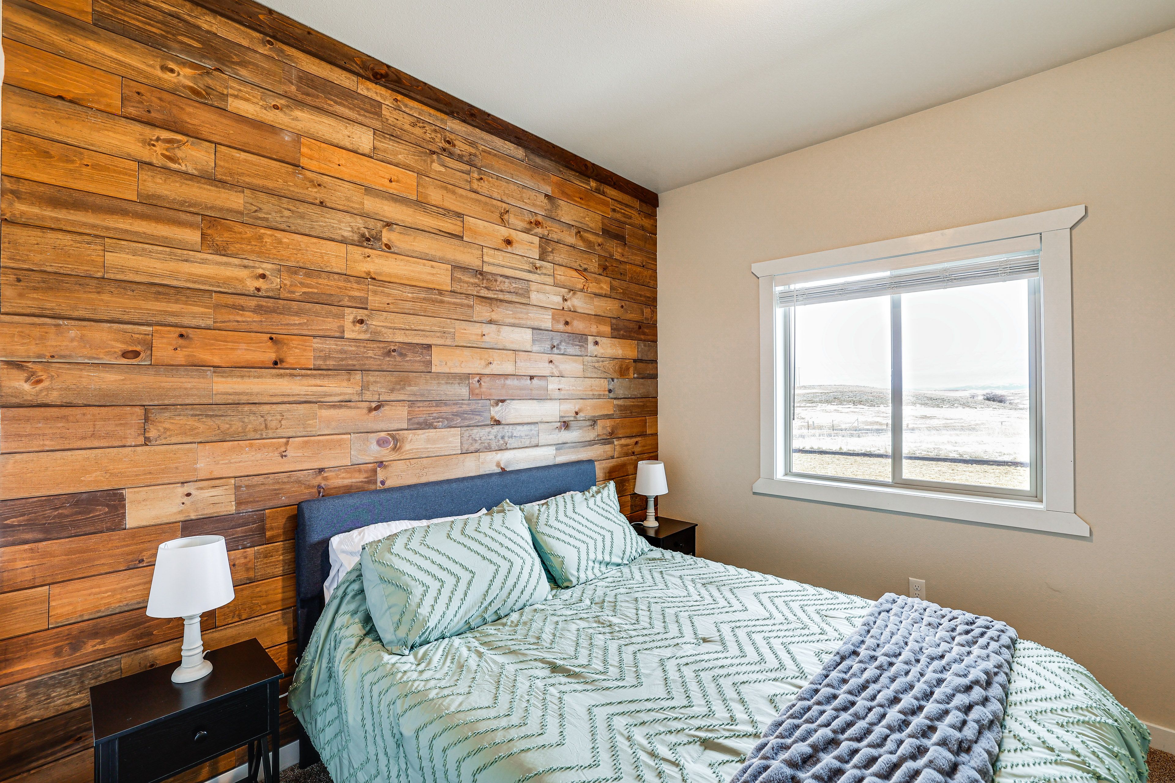 Bedroom 1 | Queen Bed | Linens Provided | 1st Floor