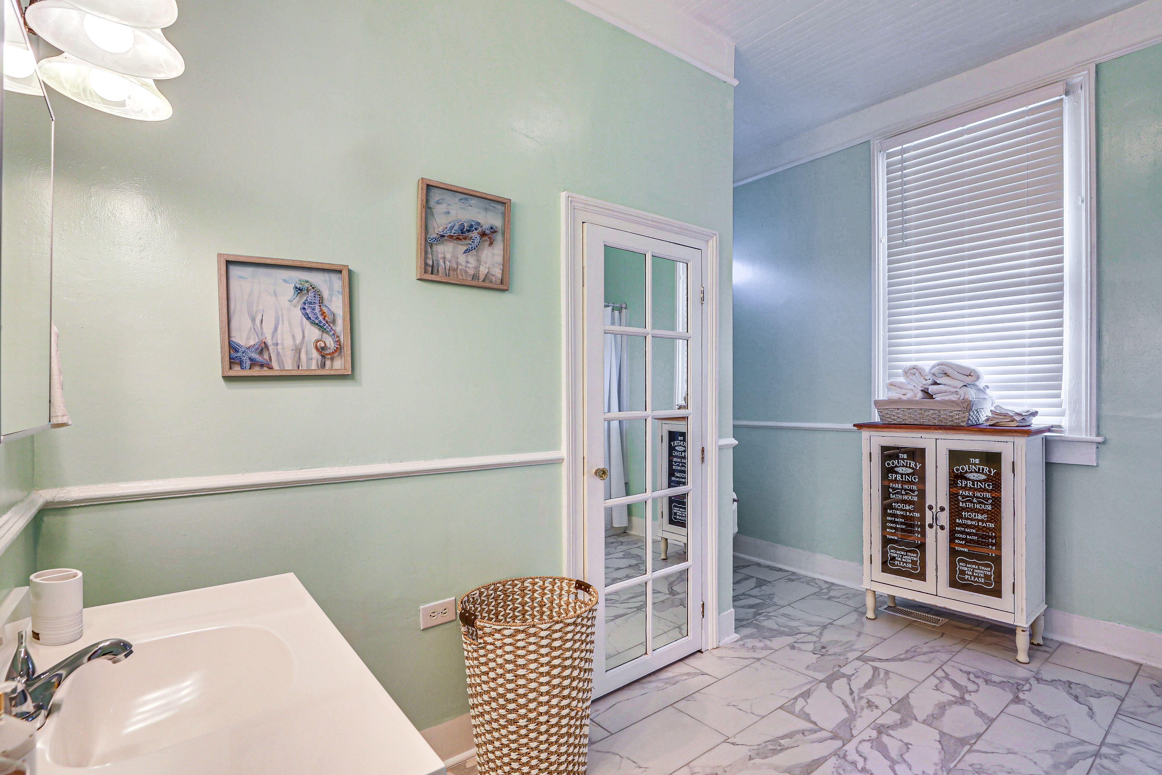 Full Bathroom | Towels Provided