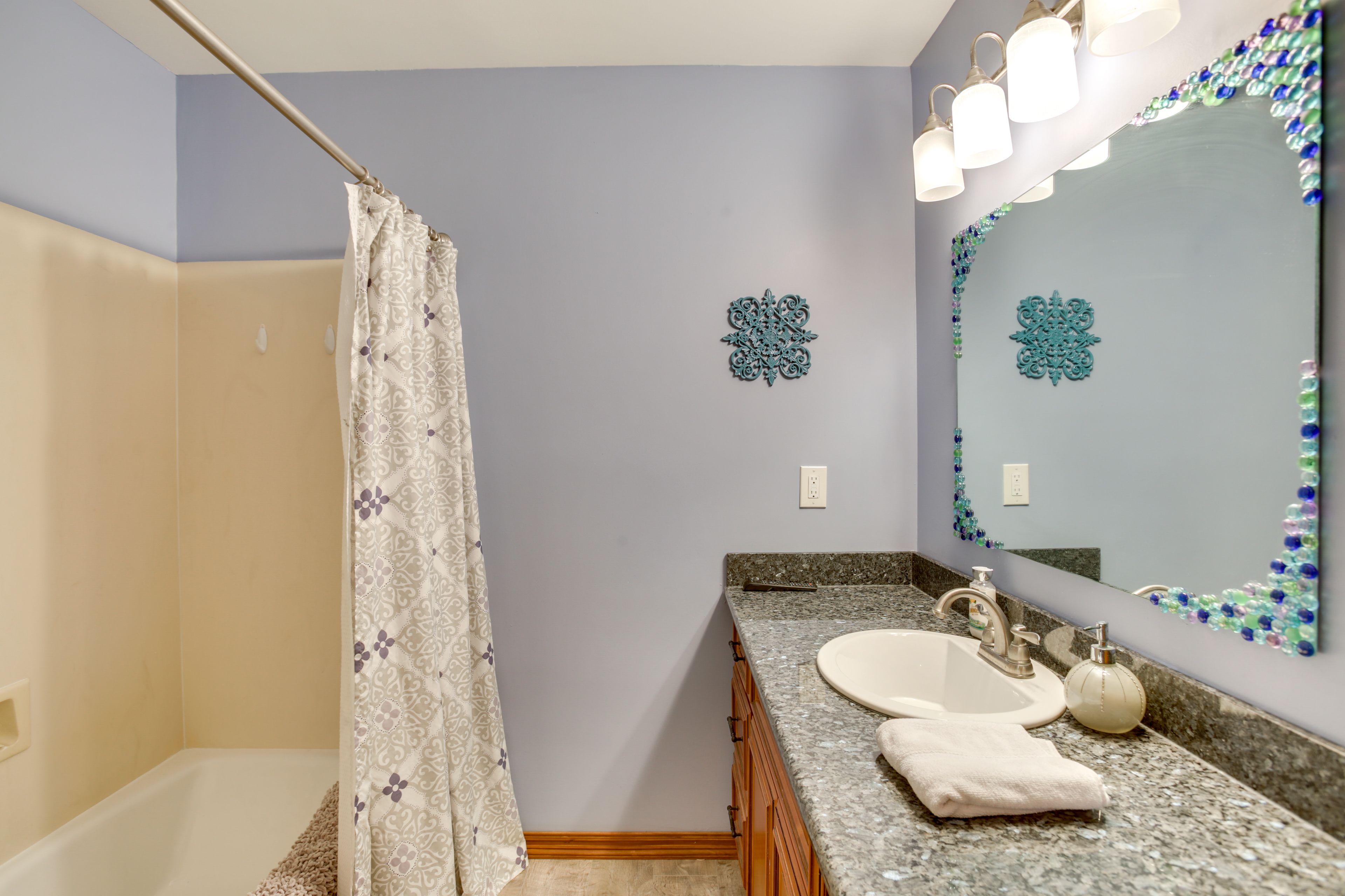 Full Bathroom | Towels Provided | Complimentary Toiletries
