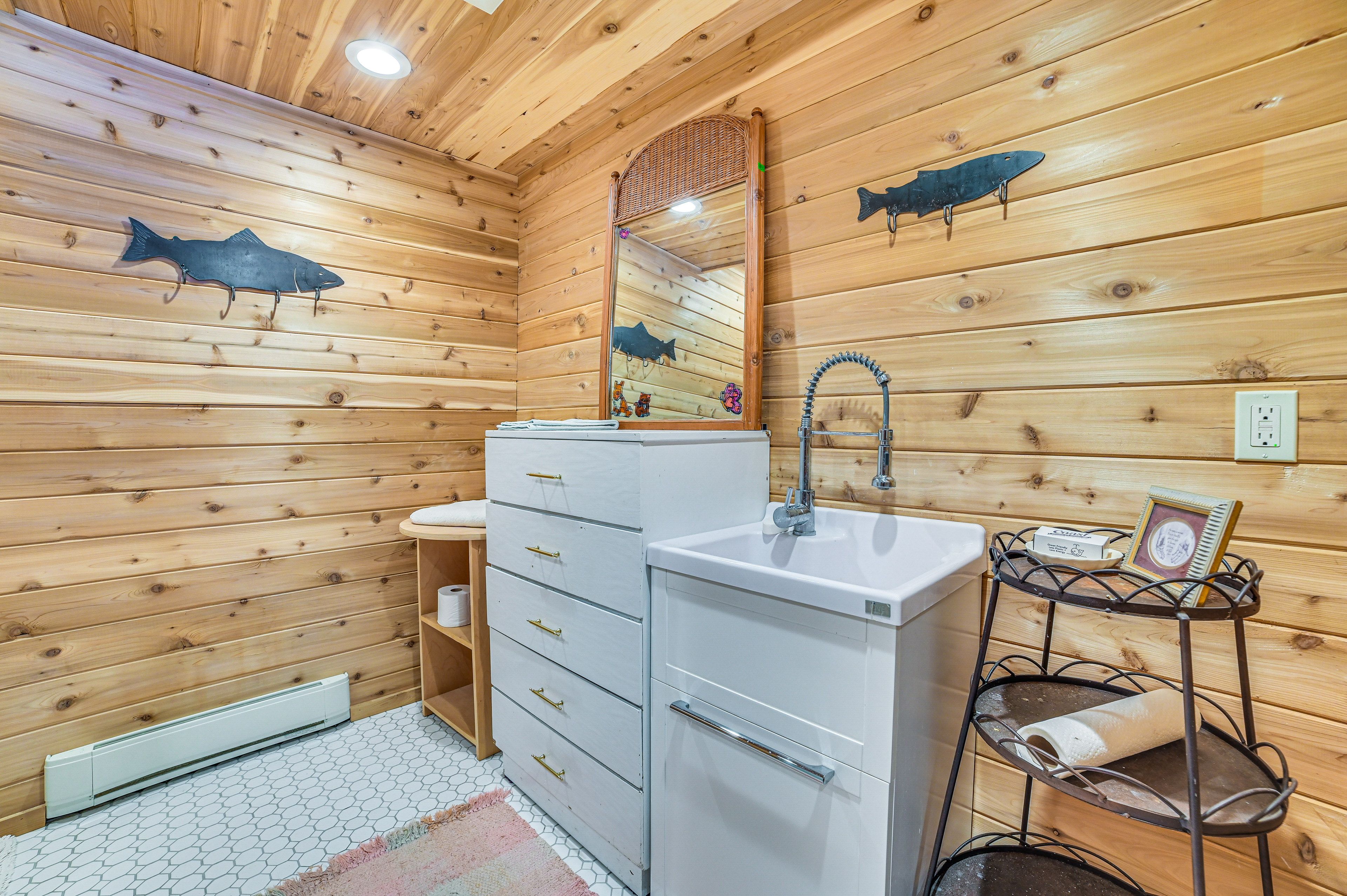 Full Bath | Towels | Hair Dryer | 1st Floor