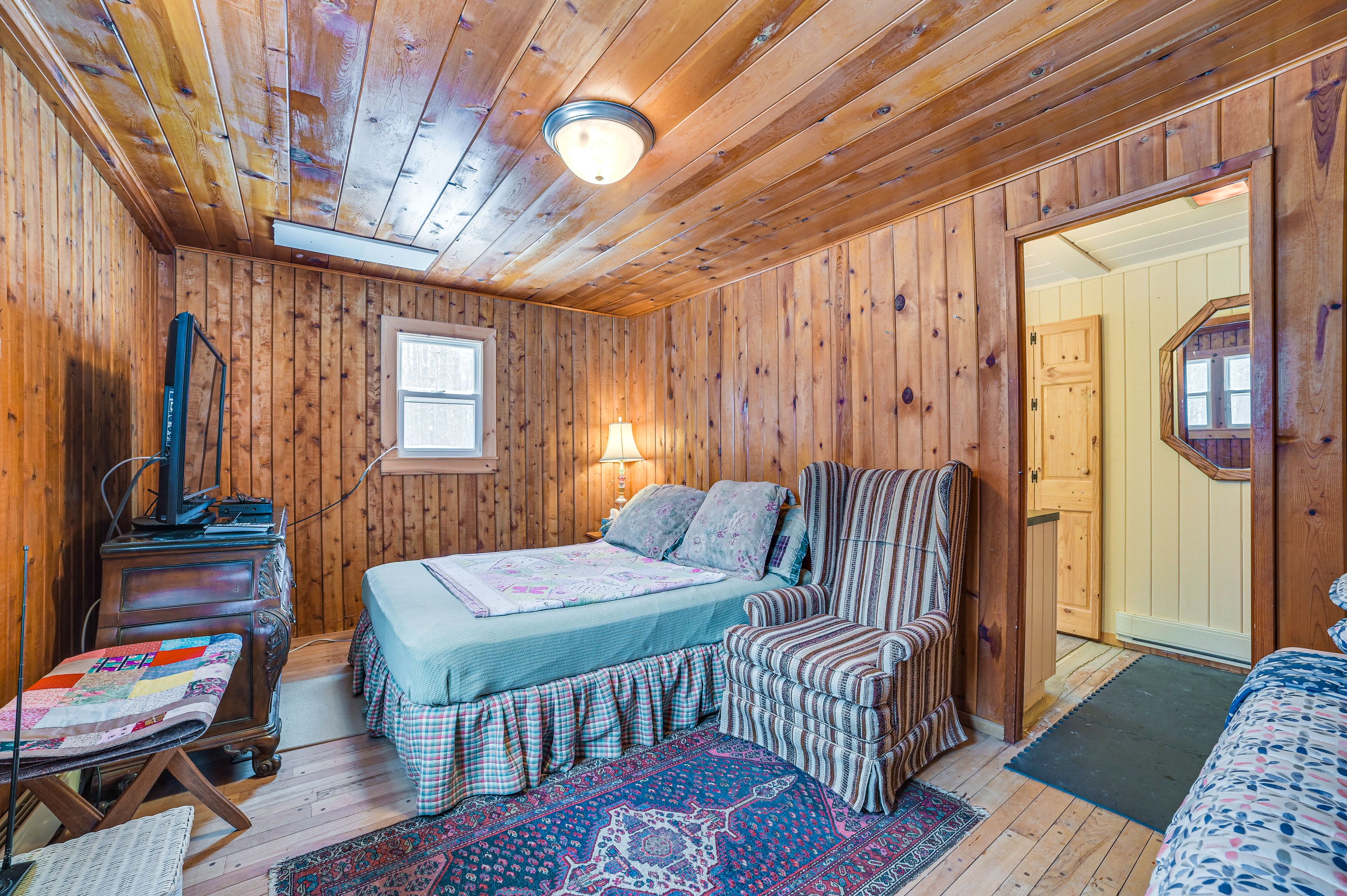 Bedroom 2 | Queen Bed | Twin Bed | Electric Heating | 1st Floor