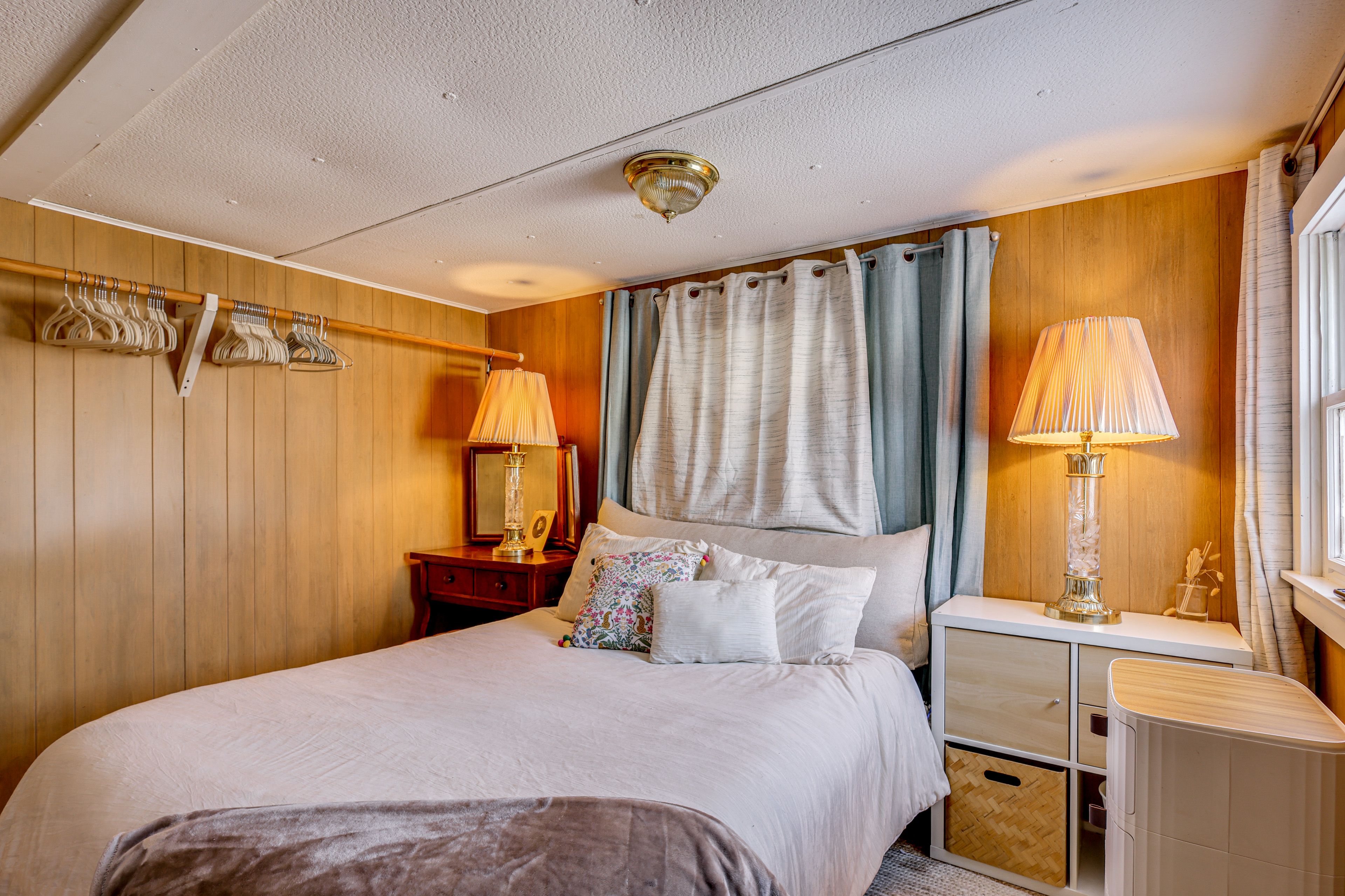 Bedroom 1 | Queen Bed