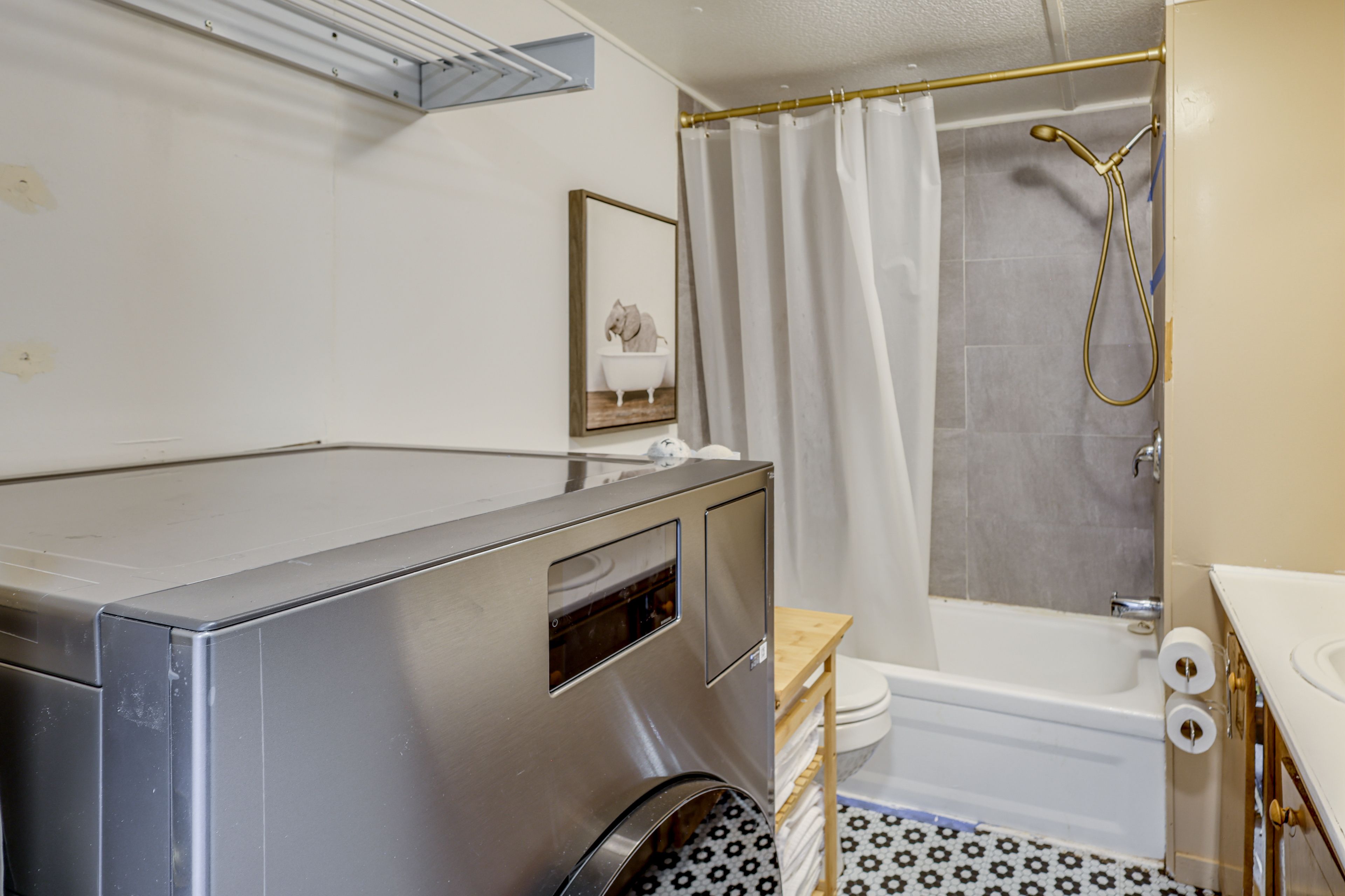 Full Bathroom | Laundry