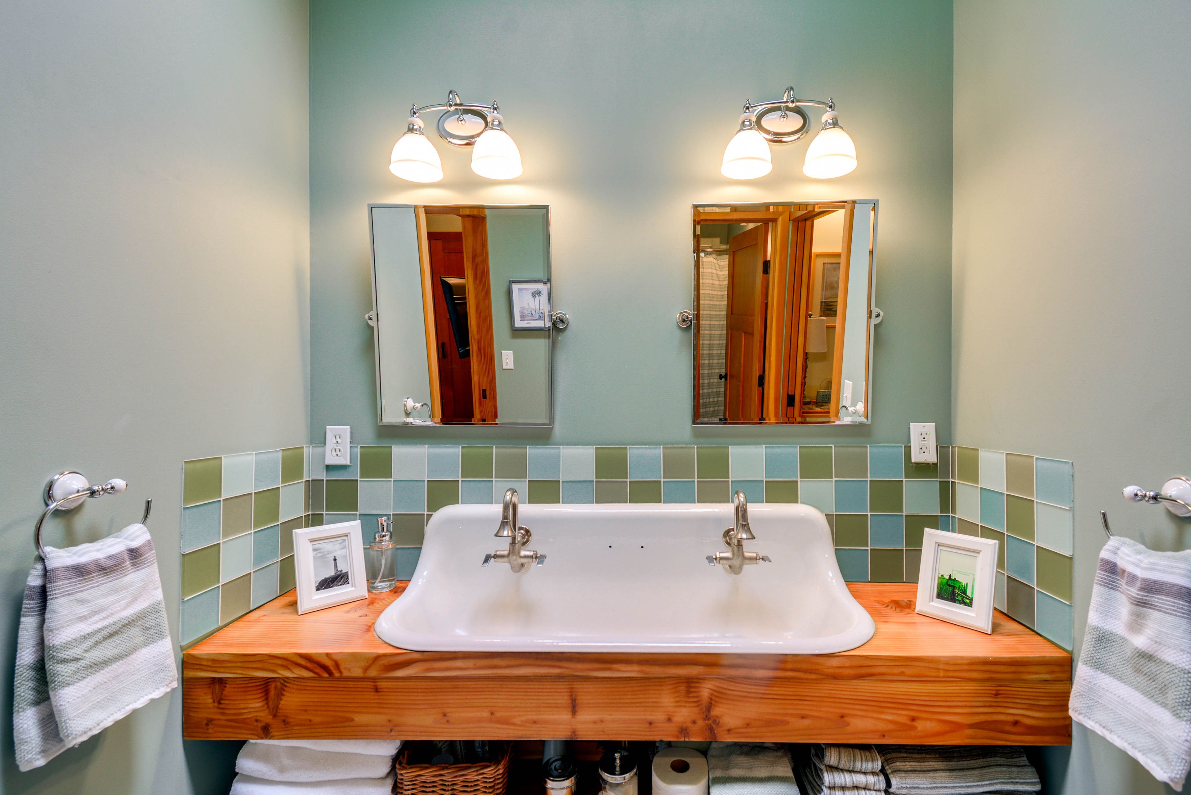 Full Bathroom | Towels Provided | 4th Floor
