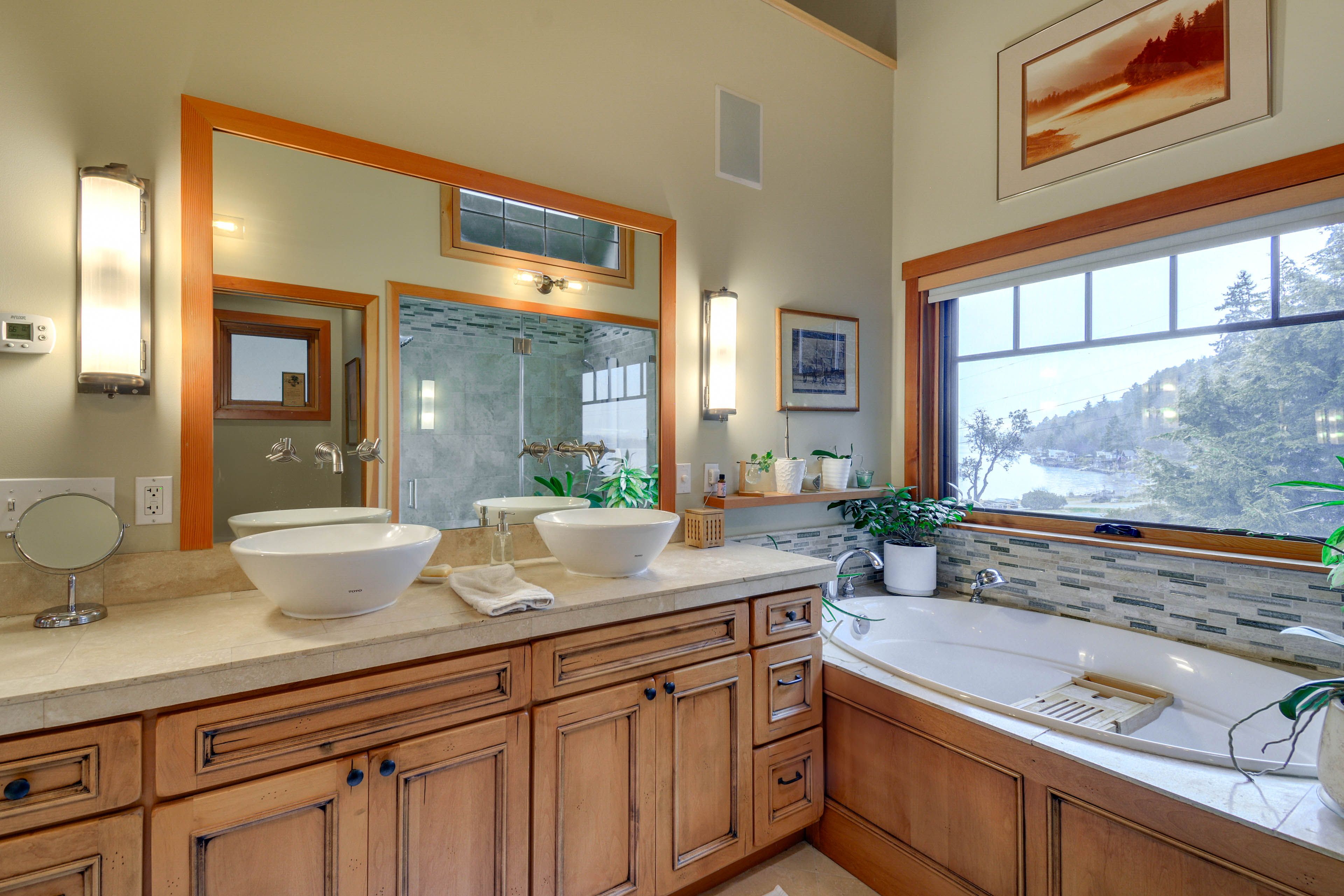 Full Bathroom | Complimentary Toiletries | 3rd Floor