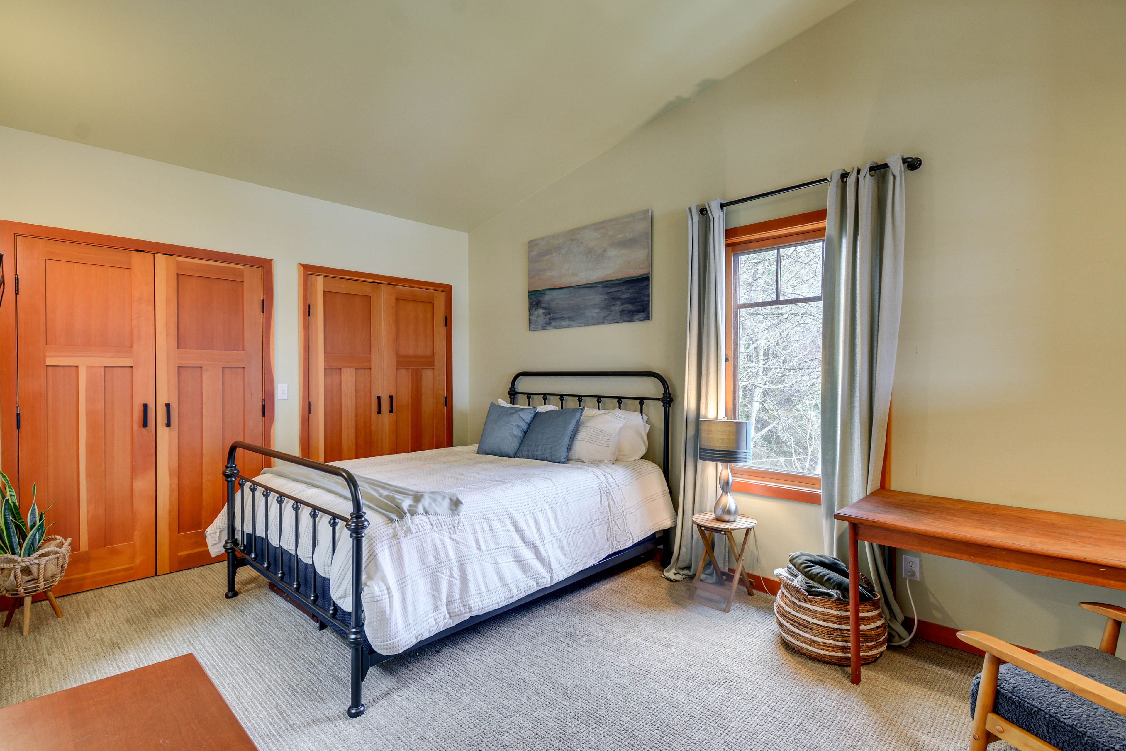 Bedroom 3 | Queen Bed | Smart TV | 4th Floor