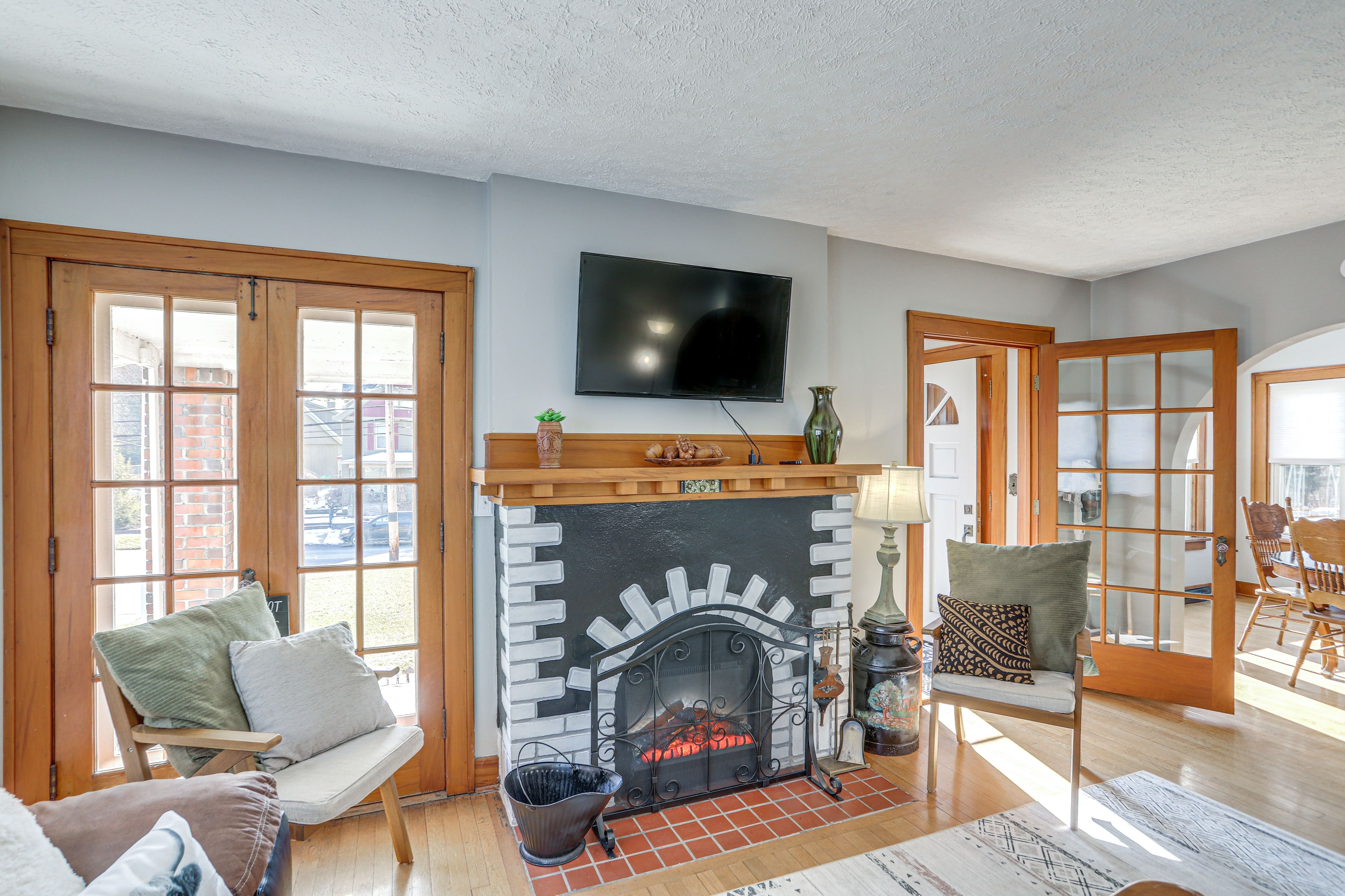 Living Room | Electric Fireplace | Central A/C | Single-Story Home