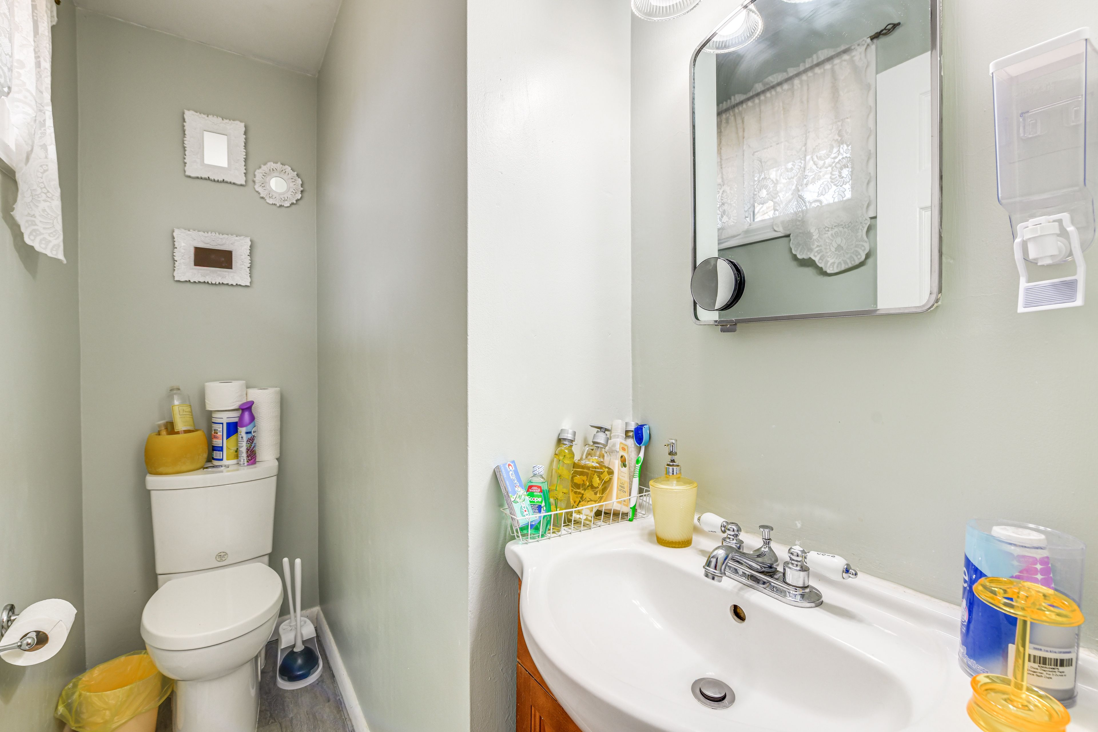 Half Bathroom | Towels Provided