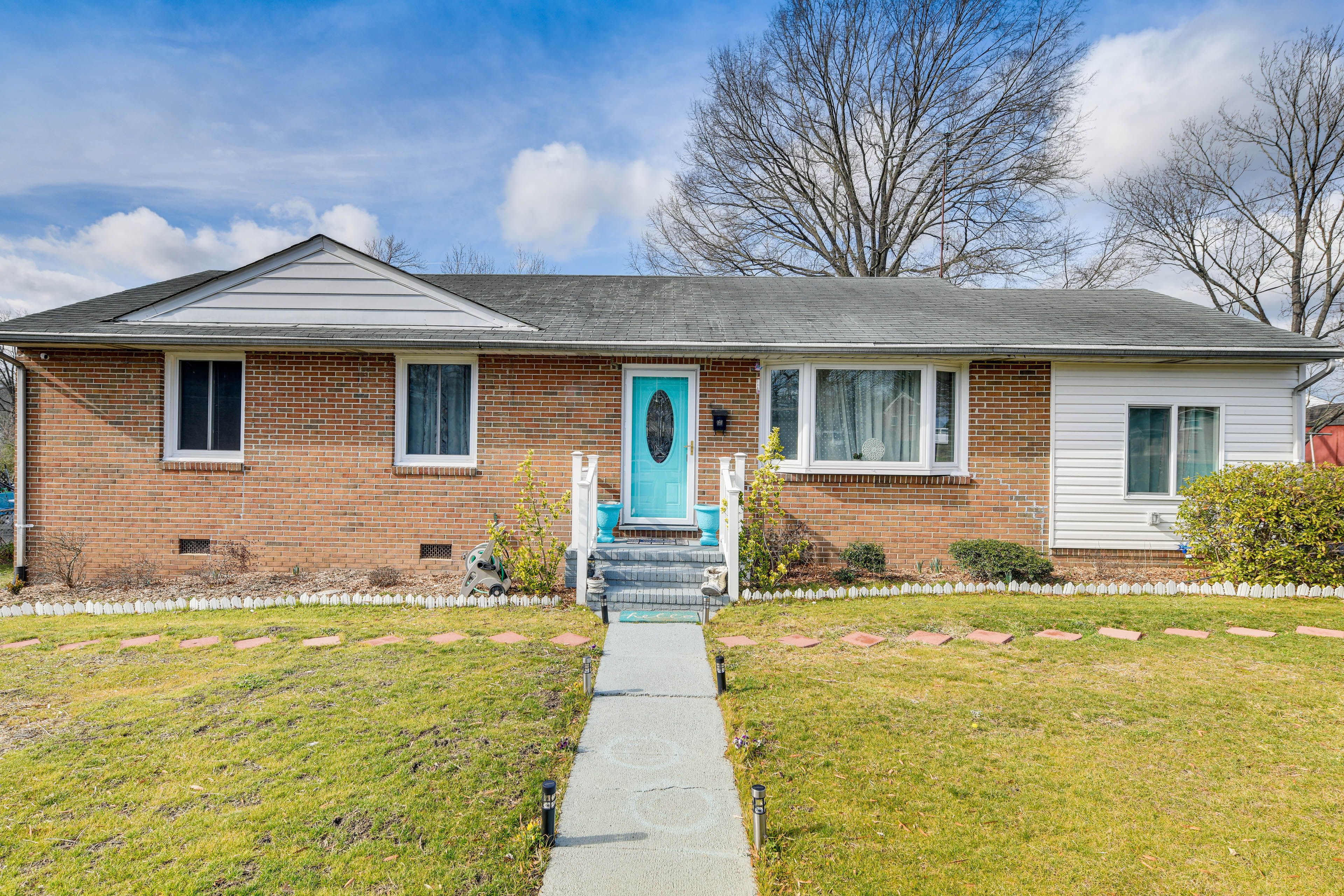Home Exterior | Parking | Driveway (2 Vehicles)